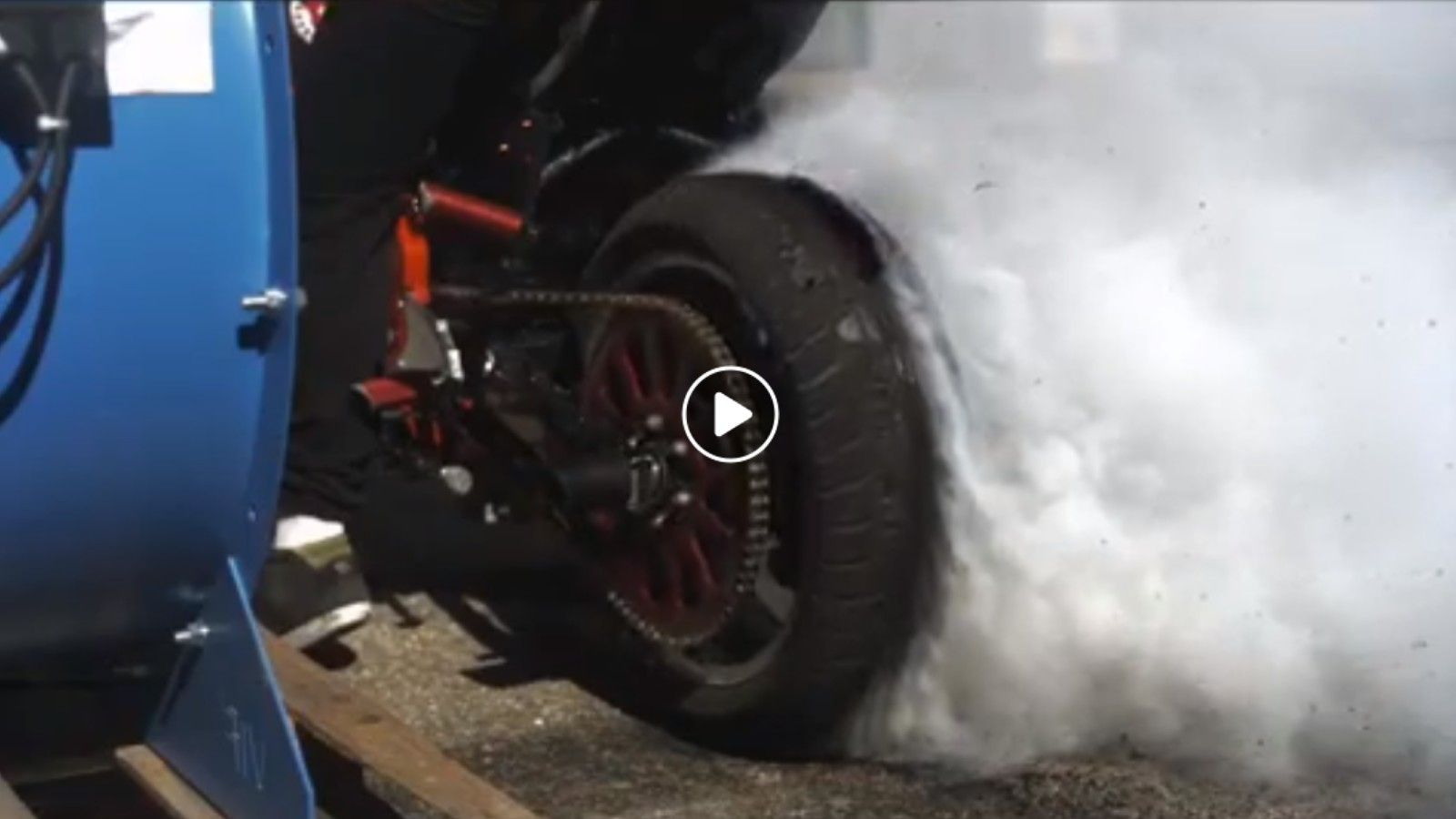 Όταν σκάει ένα λάστιχο σε super slow motion