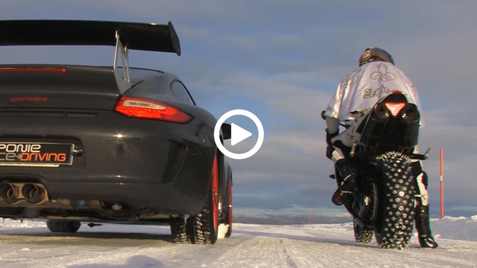 R1 εναντίον Porsche στο χιόνι!