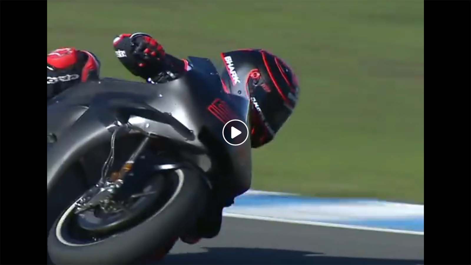 O Lorenzo τα...πάει καλά με το Honda του! 