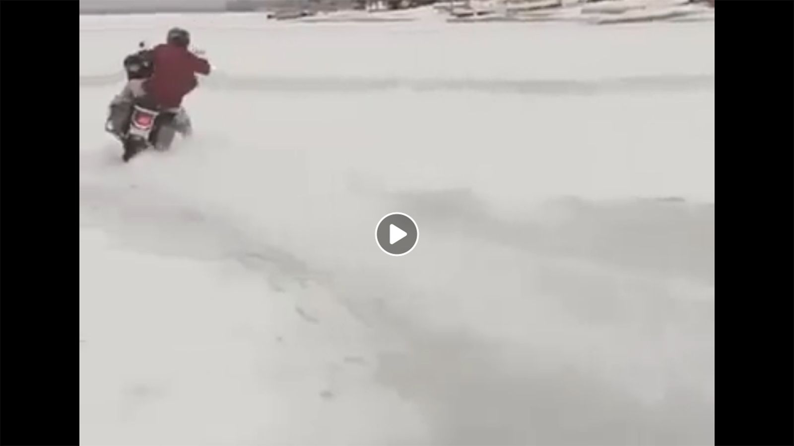 Αναβάτης Harley δεν φοβάται τον πάγο