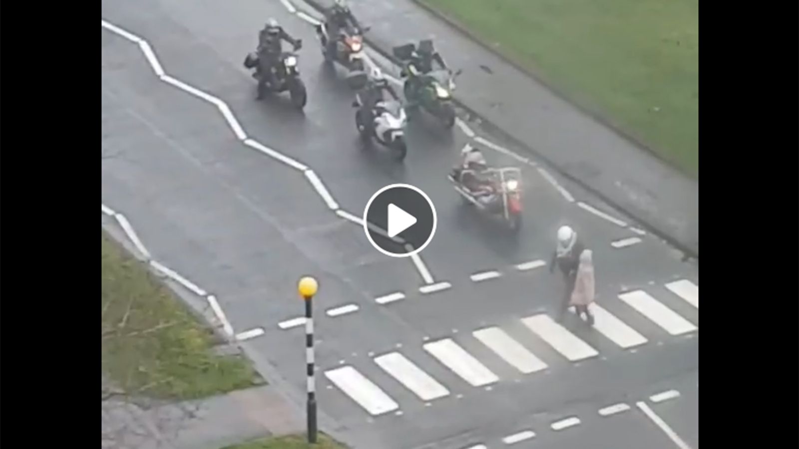 Αναβάτες σταματούν την κίνηση για να περάσει πεζός απέναντι