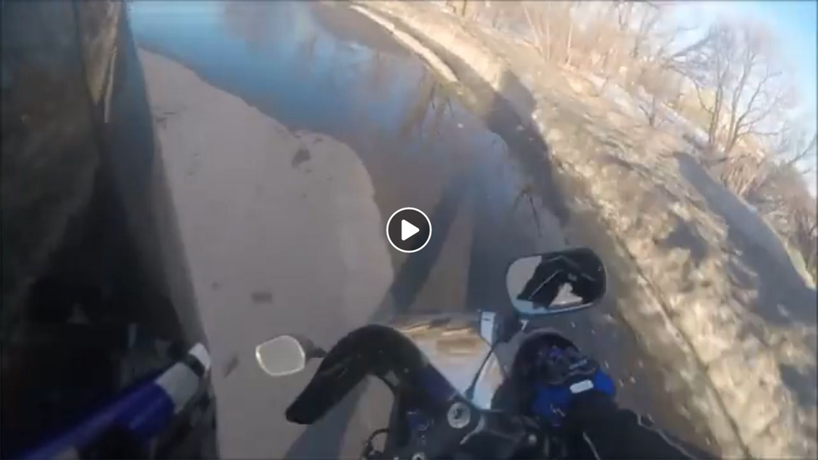 Αναβάτης τρομάζει από σειρήνα και...βουτάει! 