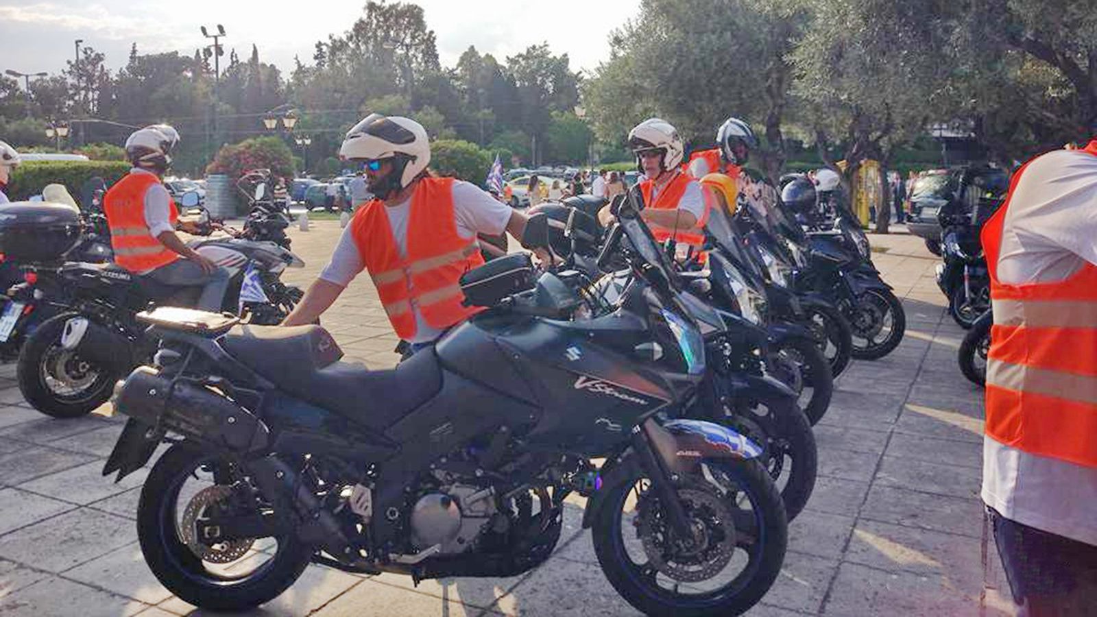 Στιγμιότυπα από την δράση των V-Strom Greek Riders στον αγώνα SMF Run 2018. 