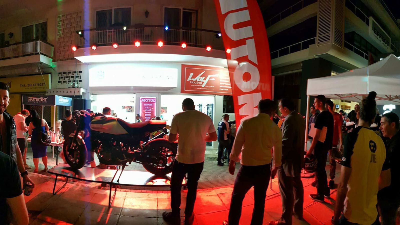 Η επιθετική εμφάνιση του Wolf τραβά σα μαγνήτης τα βλέμματα. Τα πλαϊνά πλαστικά προσθέτουν πόντους και όγκο και το κάνουν να δείχνει μεγαλύτερο.