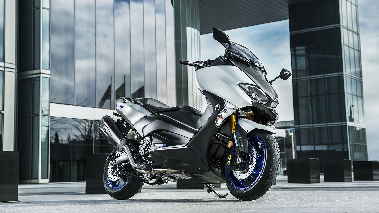 Έναντι 13.800 ευρώ θα μπορείτε να κάνετε δικό σας το νέο Yamaha TMAX SX Sport Edition. 