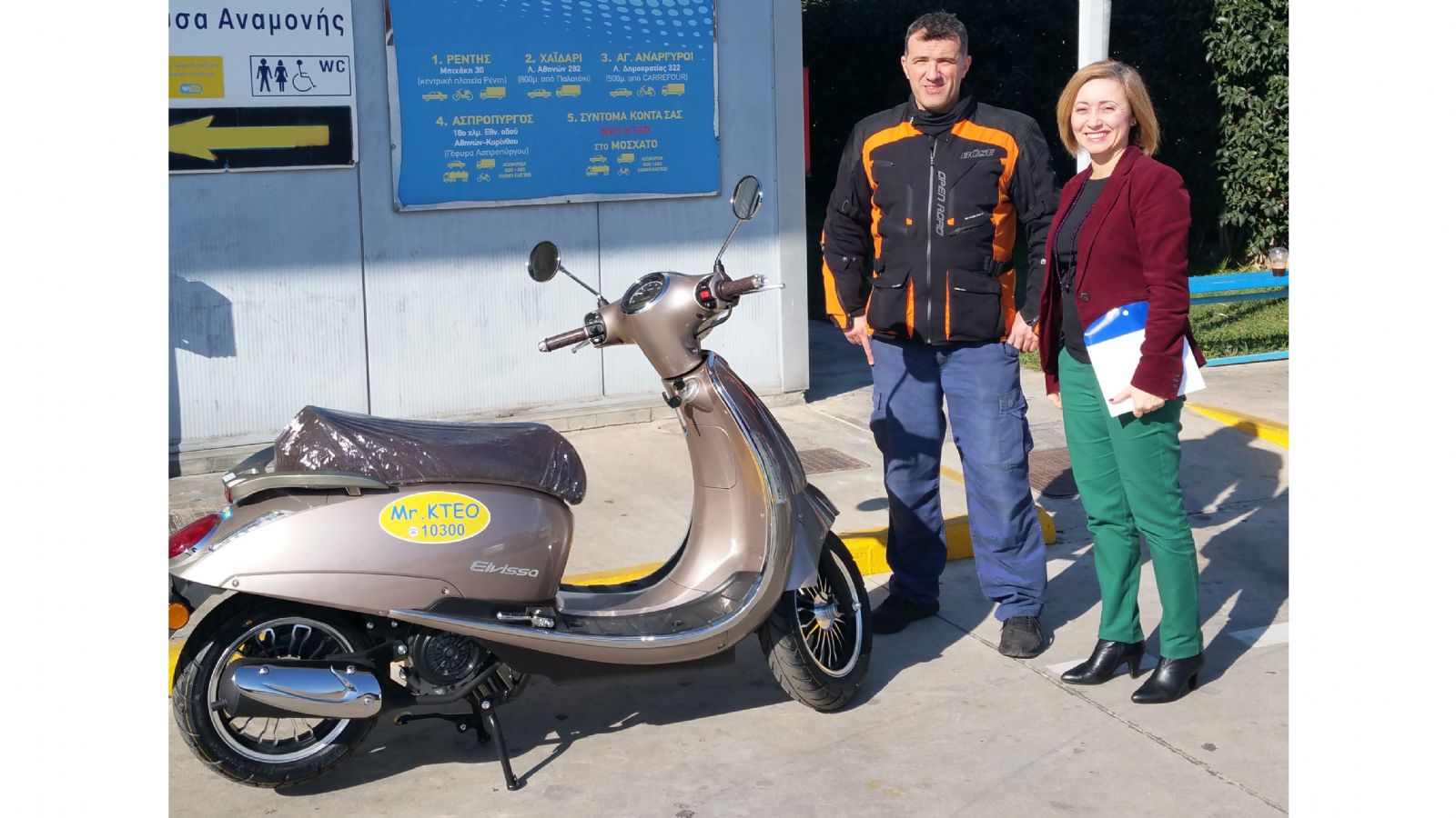 Ο κ. Αναπολιτάκης παραλαμβάνει το νέο του scooter.