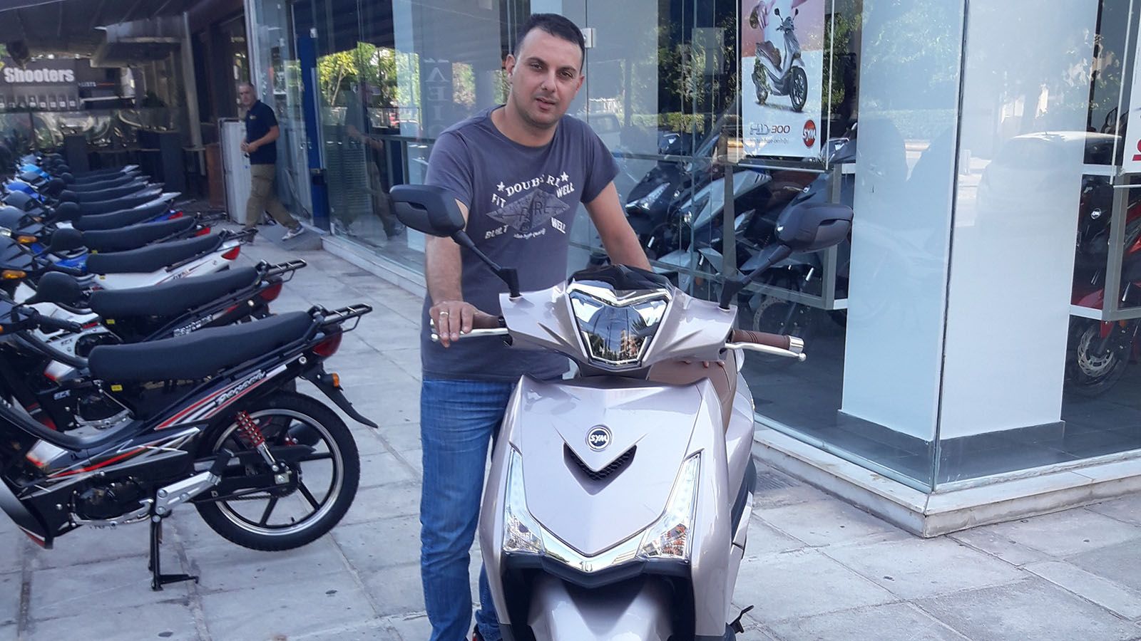 O κ. Χρήστος Κατέβας με το καινούργιο του SYM HD300i.