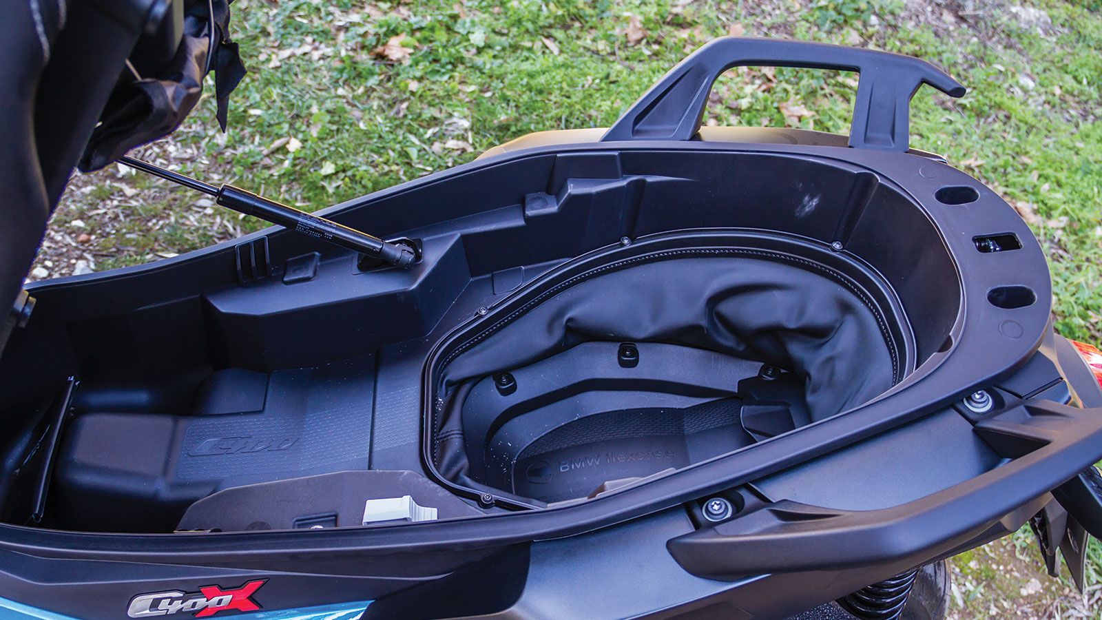 Η ευρηματική λύση FlexCase, που επεκτείνει προς τα κάτω το χώρο αποσκευών, όταν το scooter είναι σταθμευμένο.