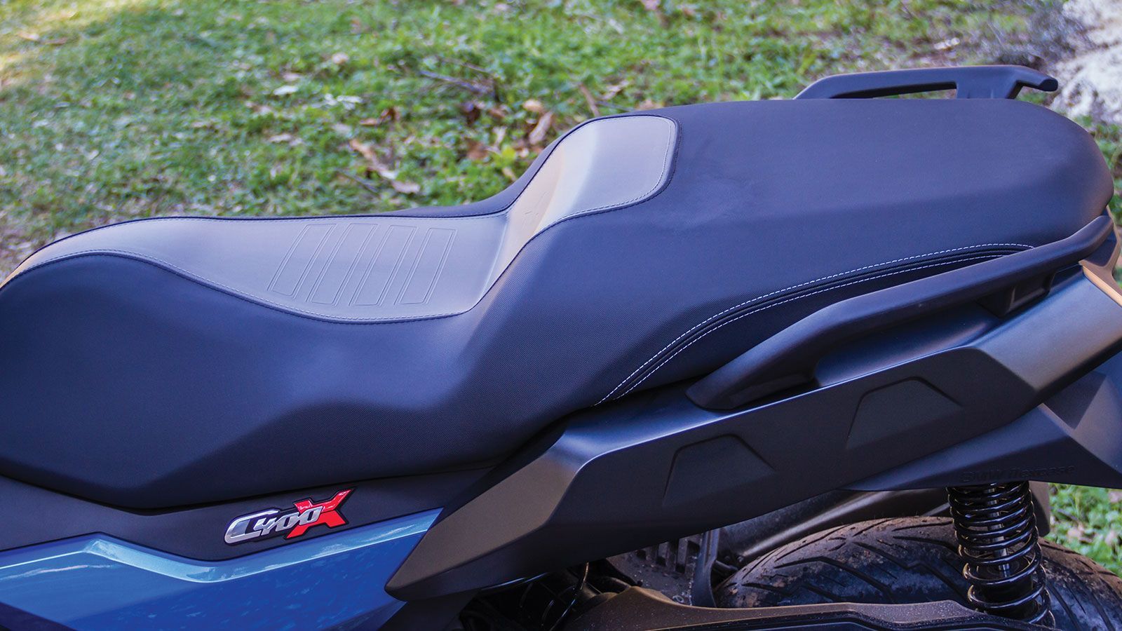 ¶νετη σέλα με πολύ καλή υποστήριξη για αναβάτη και συνεπιβάτη.