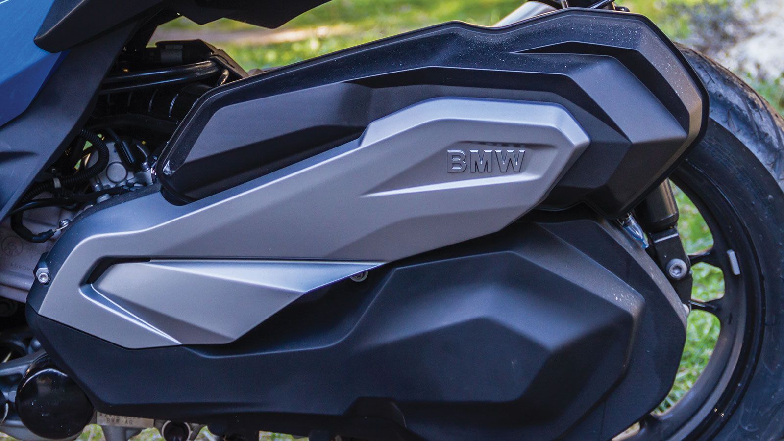 Κινητήρας με 34 ίππους στις 7.500 σ.α.λ. και 3,6 kgm ροπής στις 5.750 σ.α.λ.