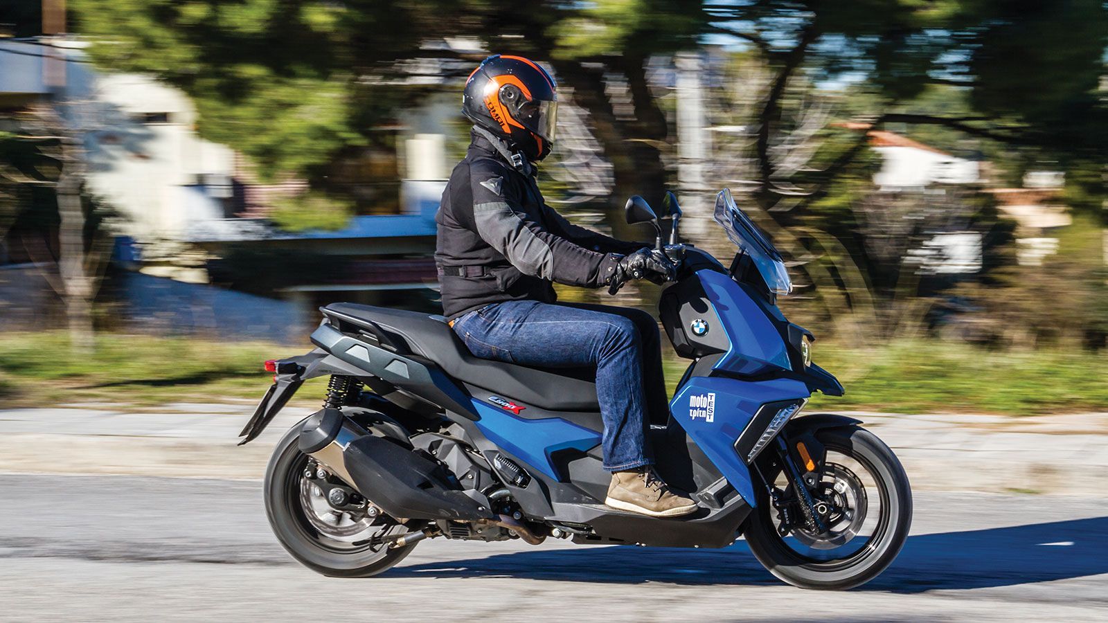 Ακόμη πιο εντυπωσιακή είναι η εκκίνηση 0–50 χλμ./ώρα σε 2,3 δευτερόλεπτα, καθιστώντας το C400 X εξαιρετικά ευέλικτο στο αστικό περιβάλλον. Το CV