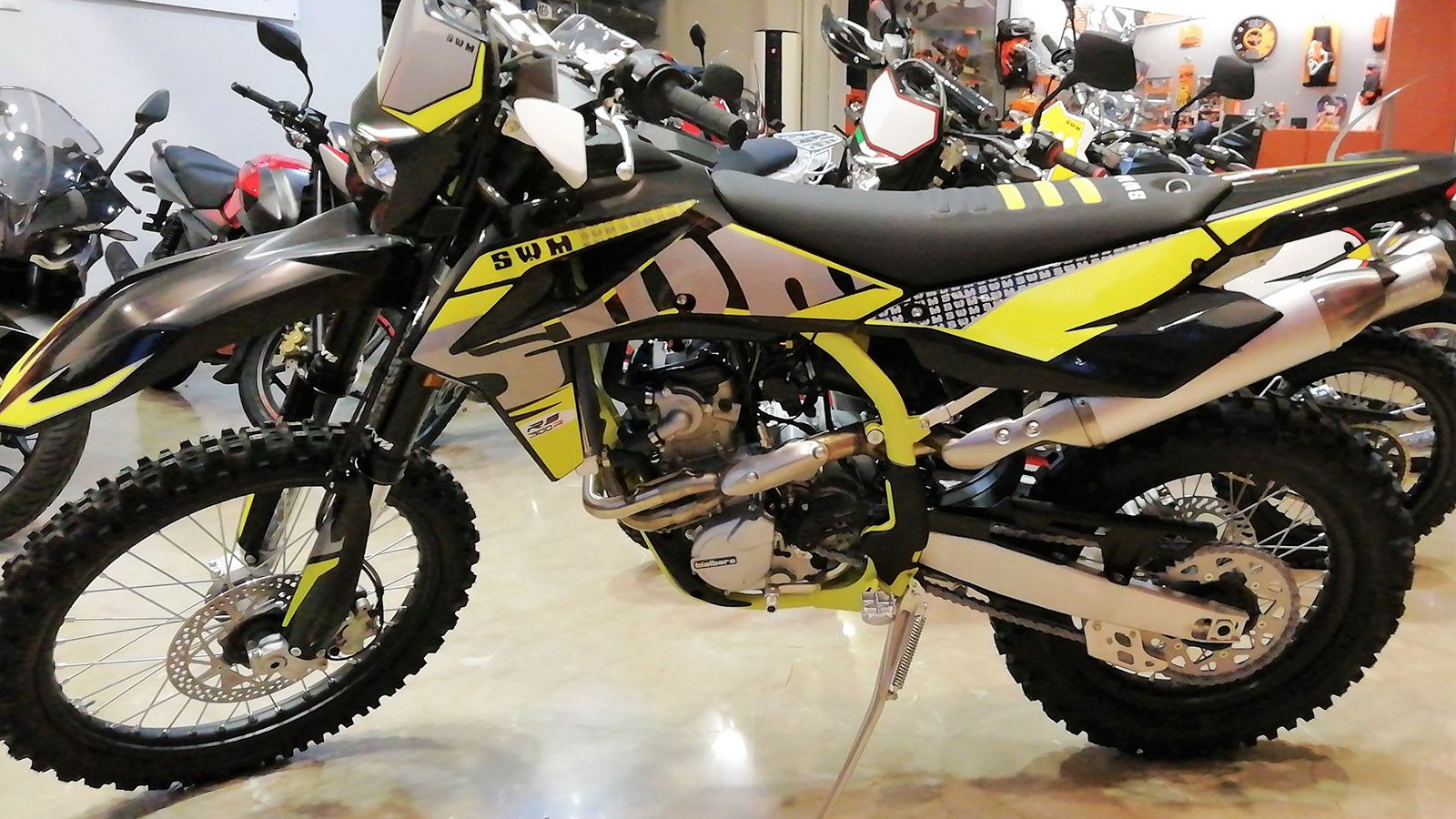 Το SWM RS 300 R στην έκθεση του καταστήματος. 