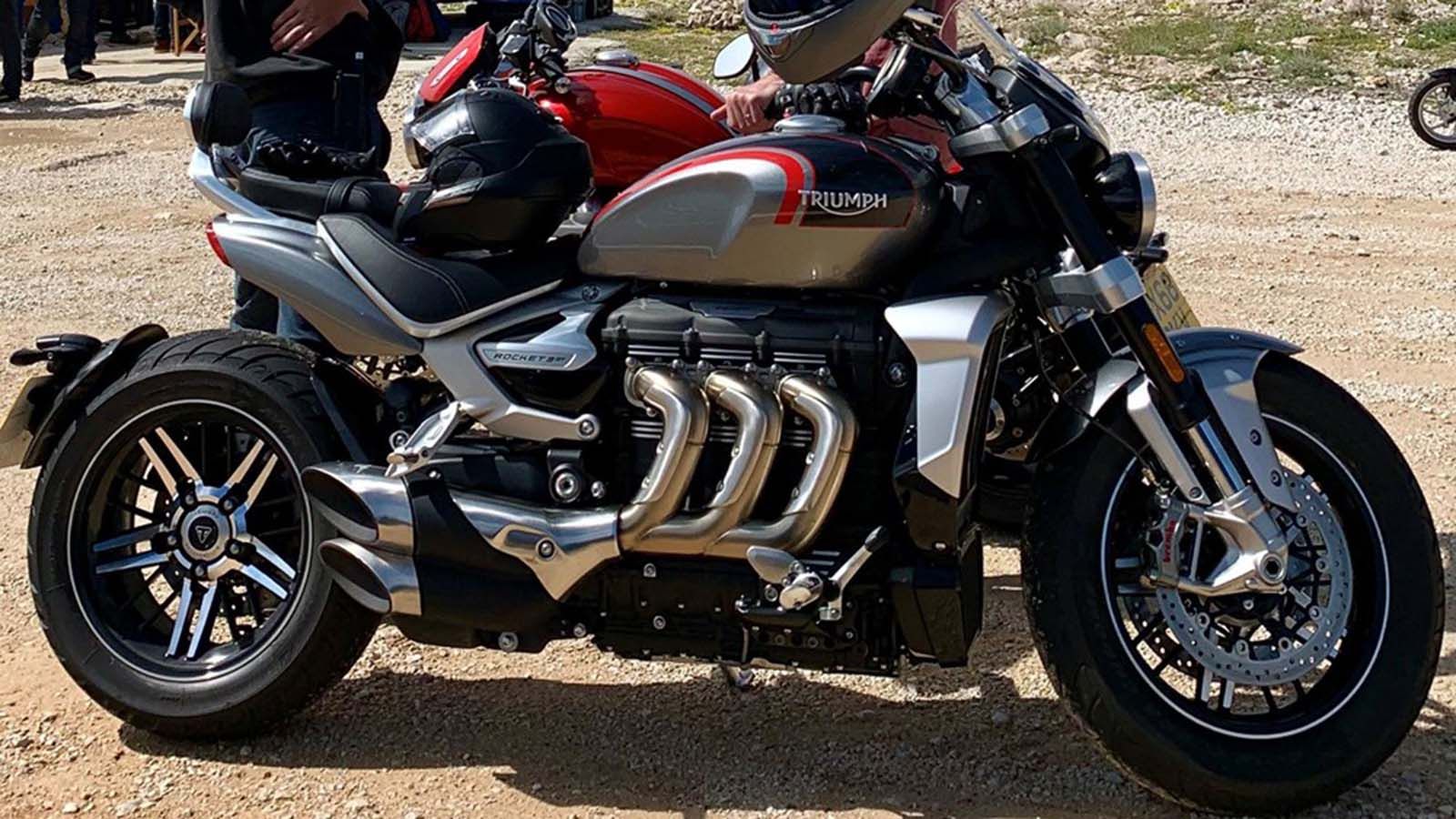 Αυτή είναι η νέα Triumph Rocket III παραγωγής, σύμφωνα με όσα είναι γνωστά μέχρι τώρα. 