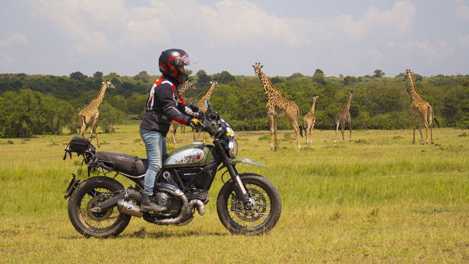 Alicia Sornosa: Στην Αφρική με μία Scrambler