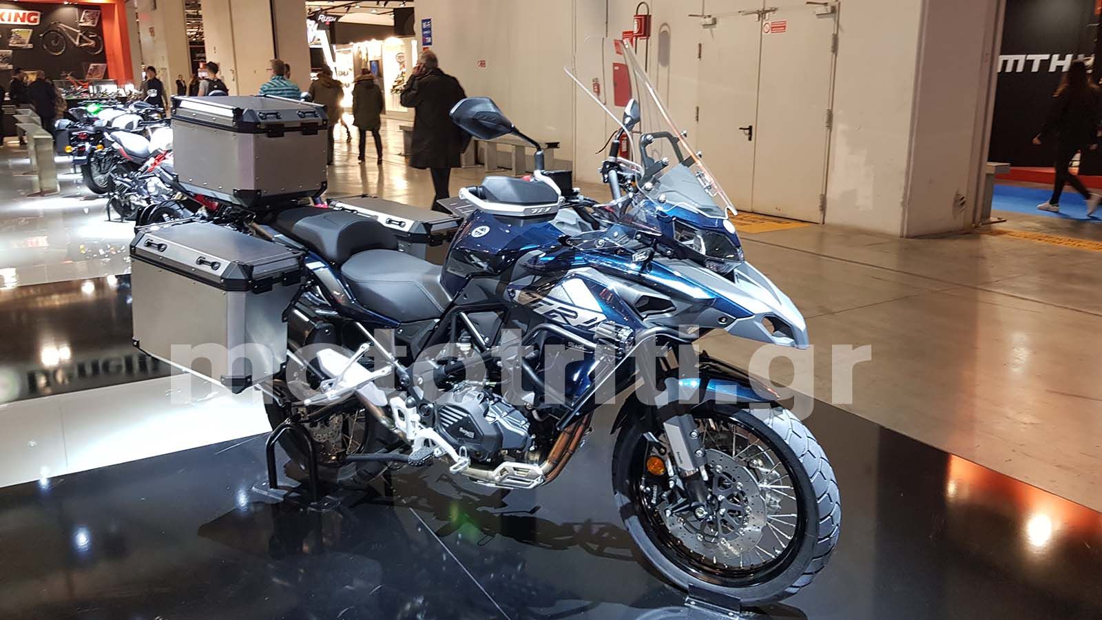 Το νέο Benelli TRK 502X στο περίπτερο της EICMA 2019.