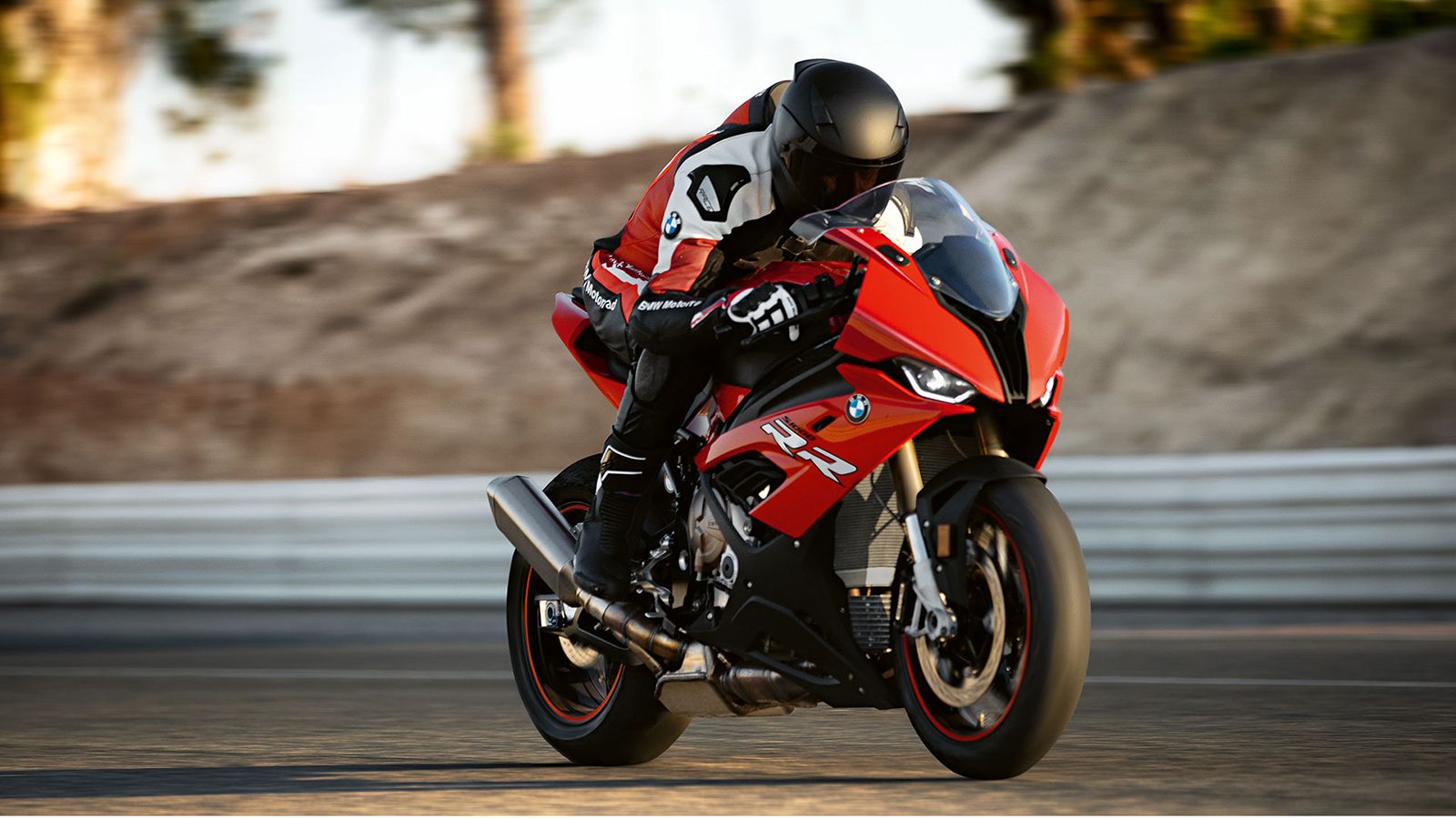 Σε αντίθεση με πολλά άλλα superbikes, το BMW S1000RR δεν έχει winglets και η εταιρεία εξηγεί γιατί.