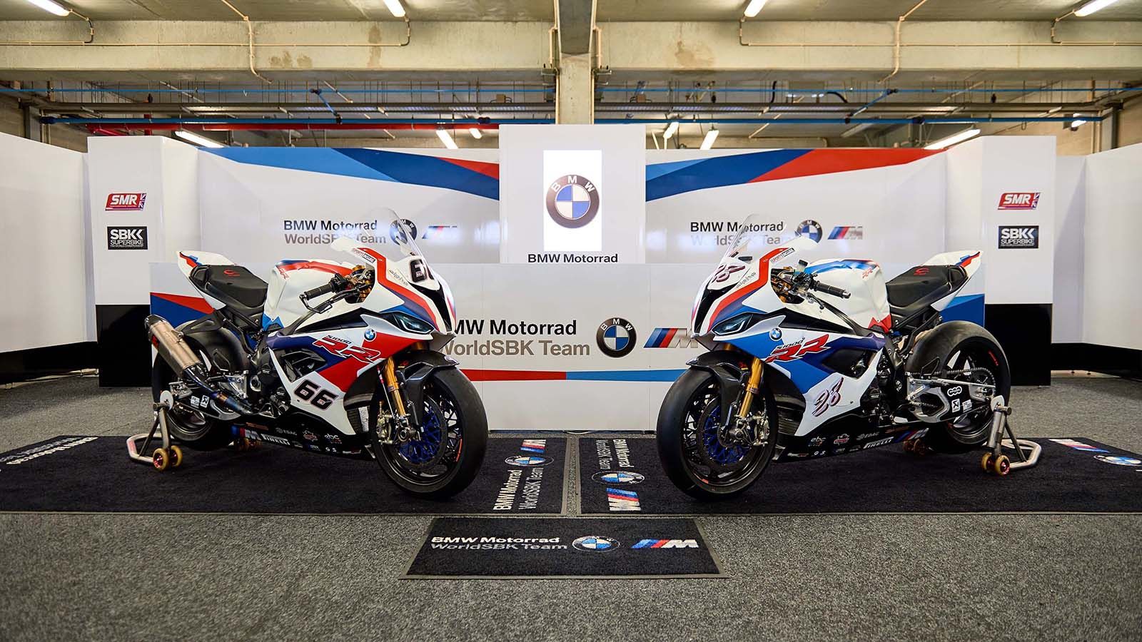 Οι δύο μοτοσυκλέτες της BMW σε όλο τους το μεγαλείο.