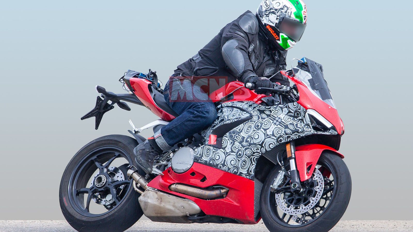 Οι επίμαχες φωτογραφίες της νέας Ducati Panigale, που πιθανόν θα είναι μικρότερη σε κυβισμό. 