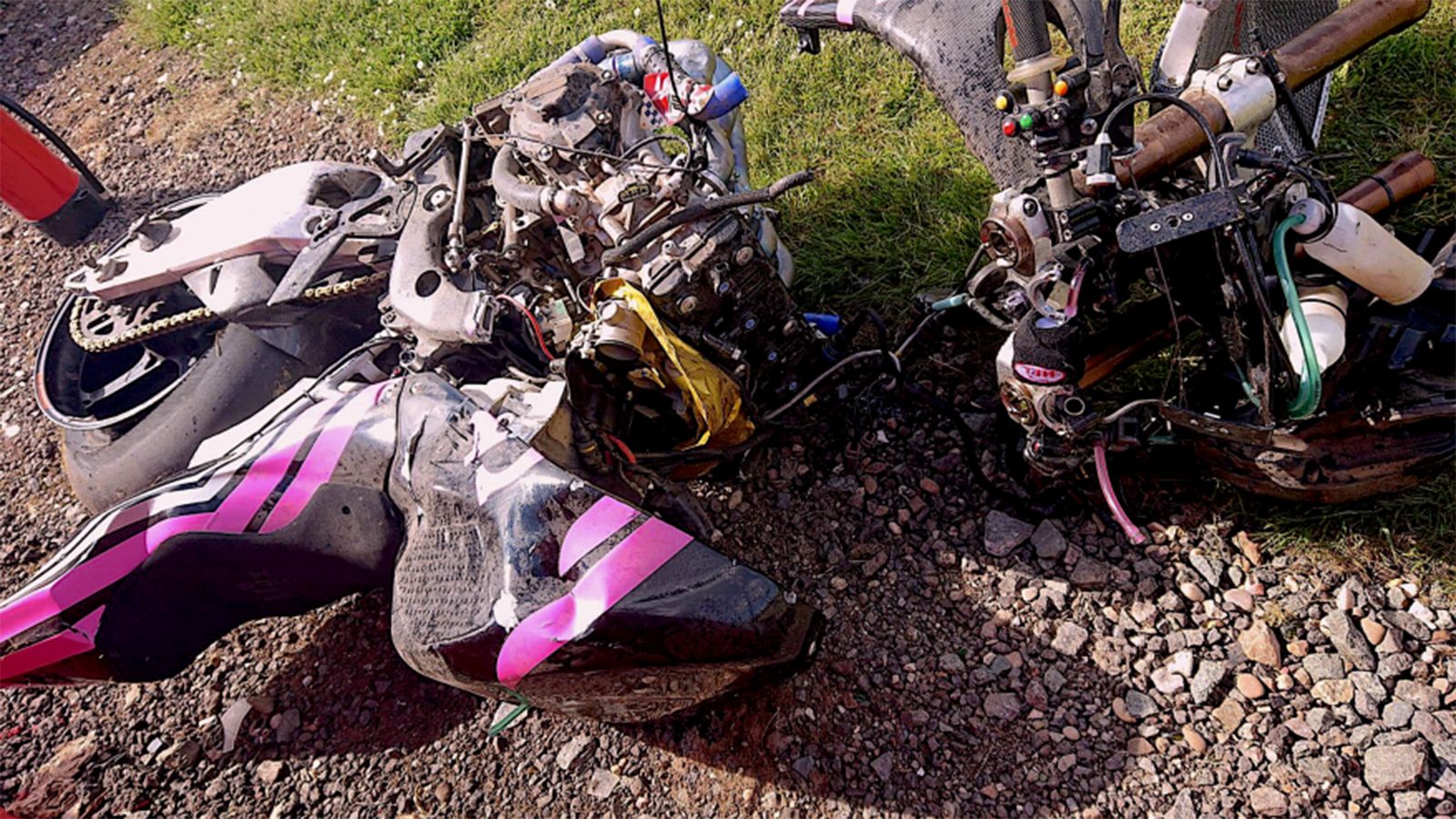 Η μοτοσυκλέτα του Josh Elliott μετά την πτώση...
