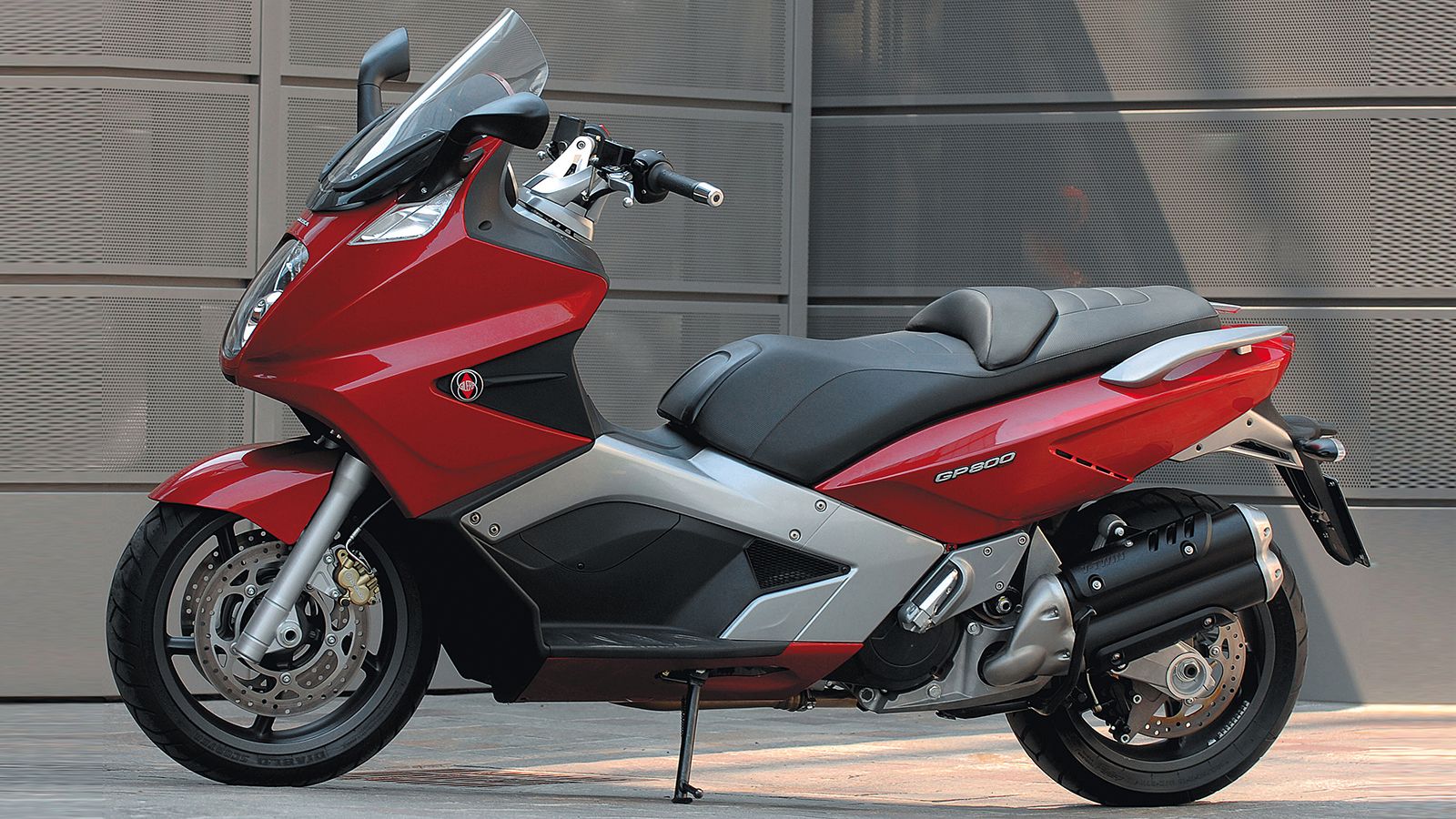 Ένα Gilera GP800 στο χαρακτηριστικό κόκκινο χρώμα. 