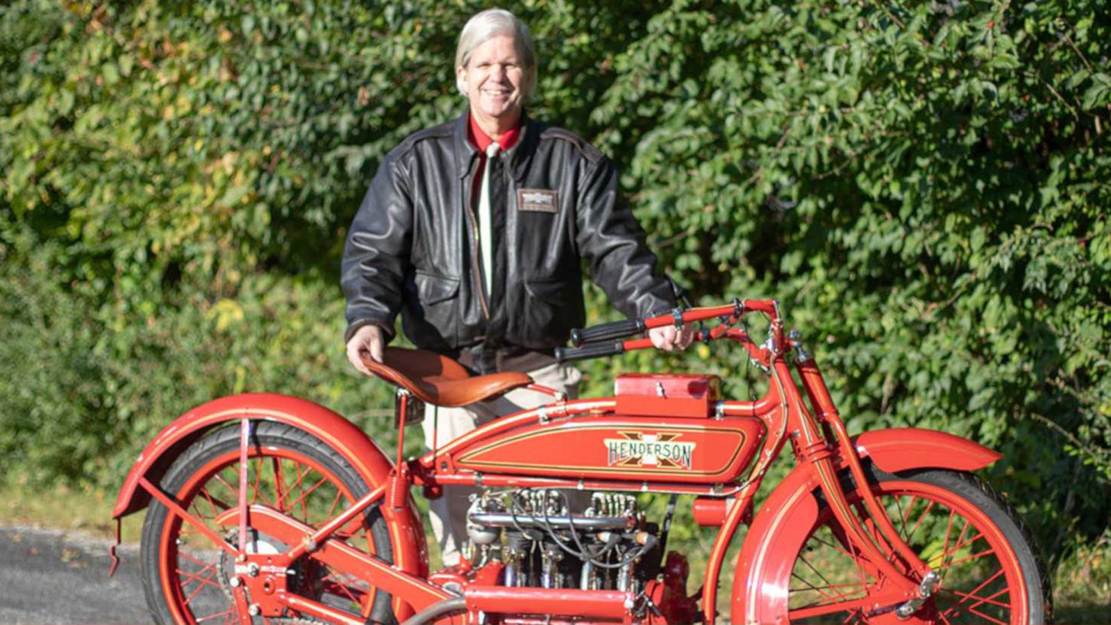 Ο Mark Hunnibell μπροστά στην Henderson του.