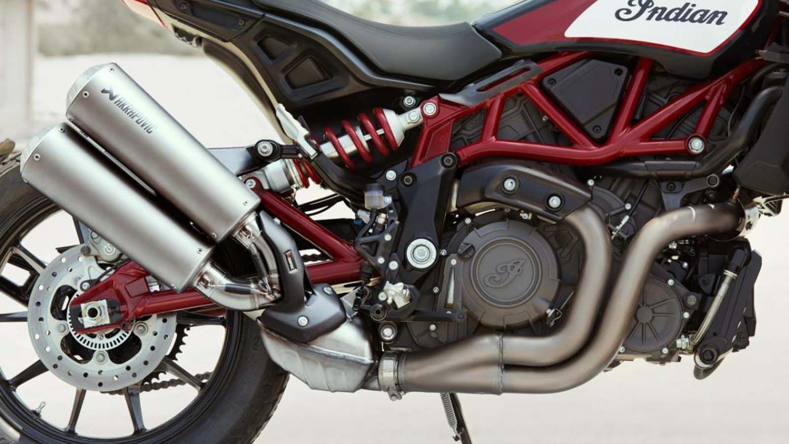 Indian: Χαρίζει Akrapovic με τις πρώτες FTR1200