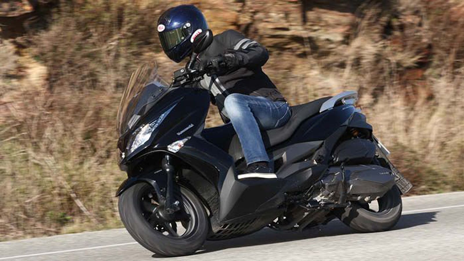  Aψογα ζυγισμένο, σταθερό υπό πίεση και ισχυρό. Το πρώτο scooter της Kawasaki ακολουθεί περήφανα τη sport παράδοση της εταιρείας. 