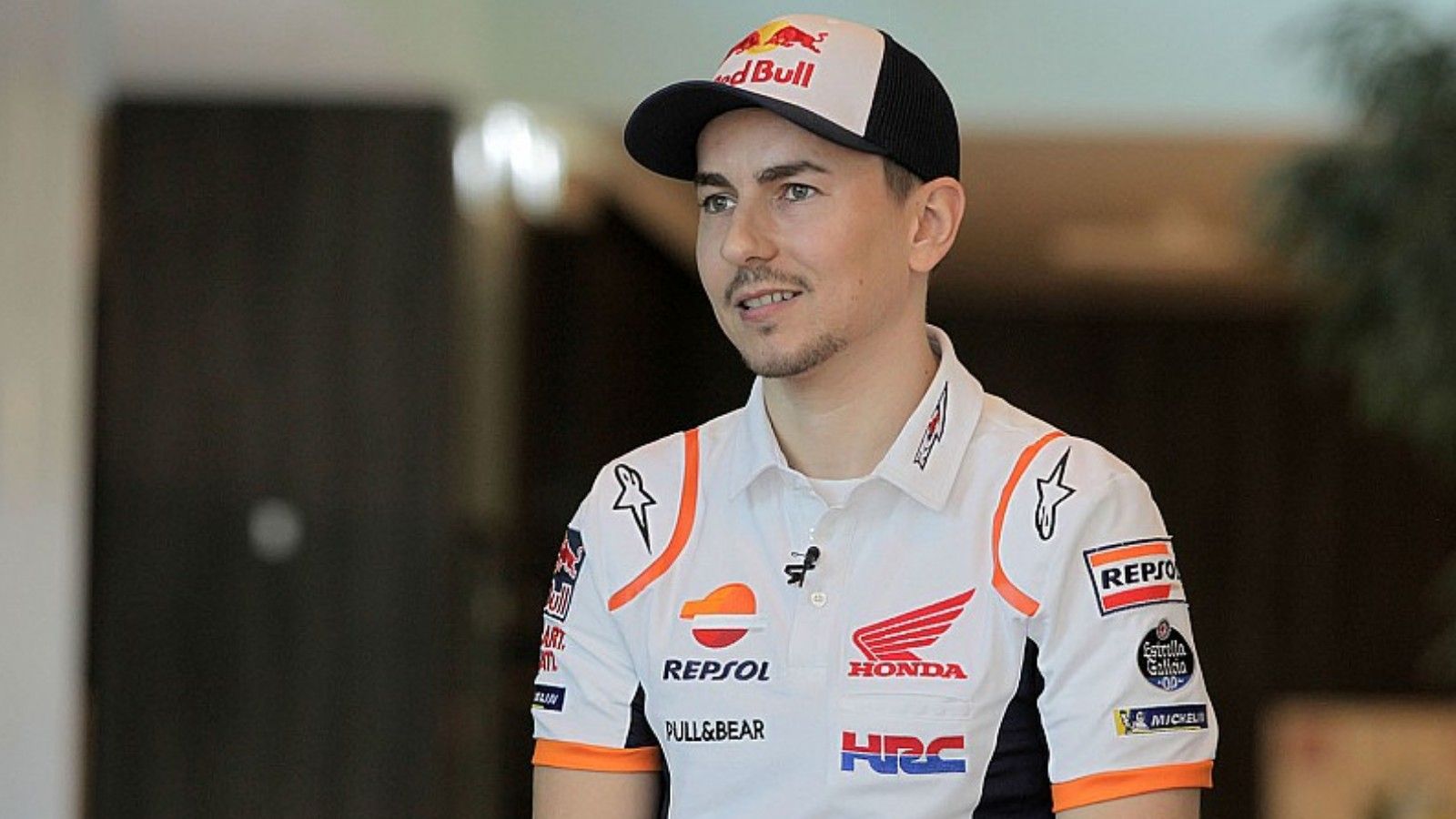 Ο Jorge Lorenzo φορώντας μπλούζα της νέας του ομάδας, μετά την επίσημη λήξη του συμβολαίου με την Ducati. 