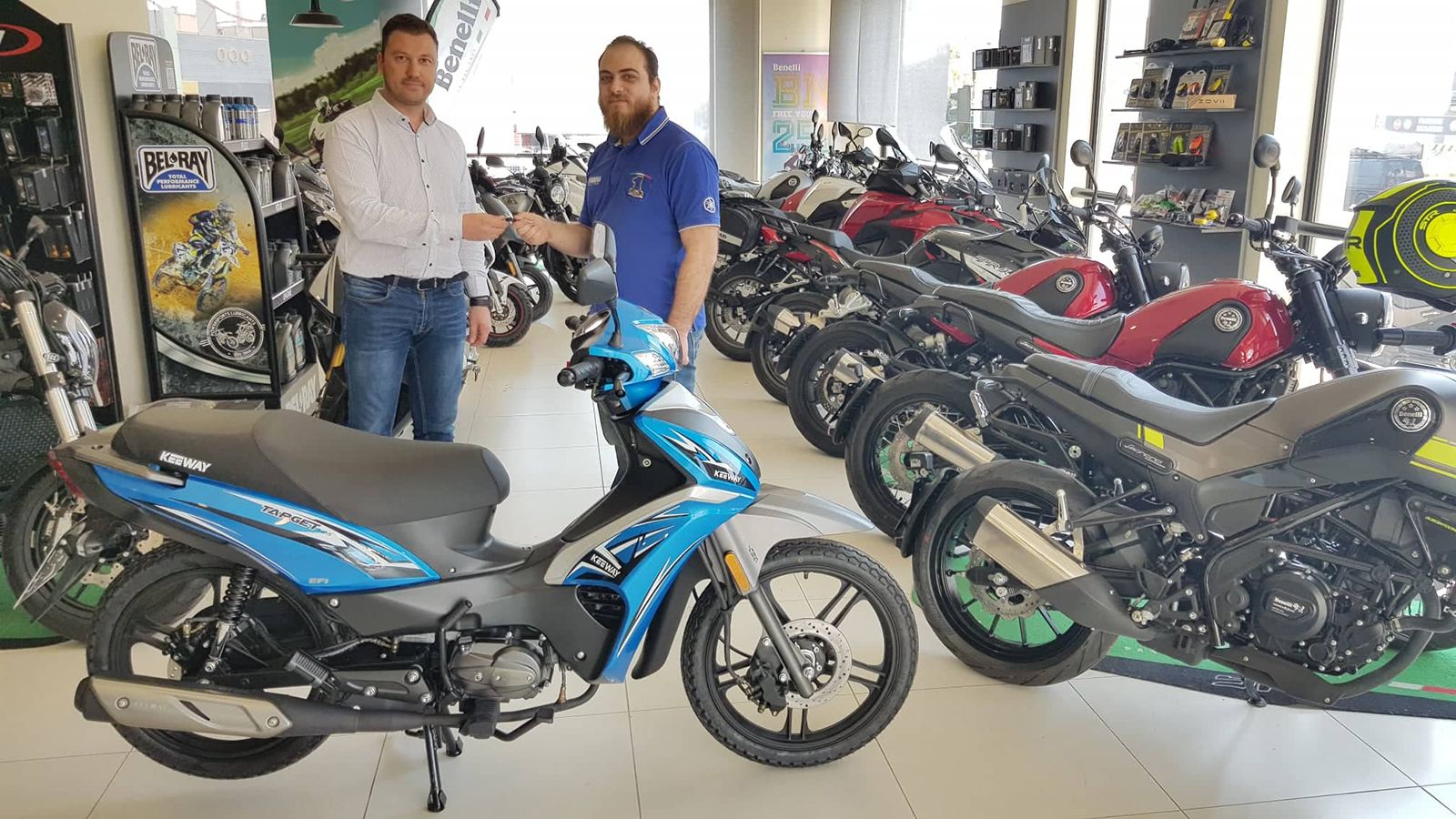Ο κ. Κώστας Καμπράνης (αριστερά), παραδίδει το ολοκαίνουργιο Keeway Target 125 στον νικητή του Best Moto 2019 κ. Γιώργο Βονοφακίδη (δεξιά).