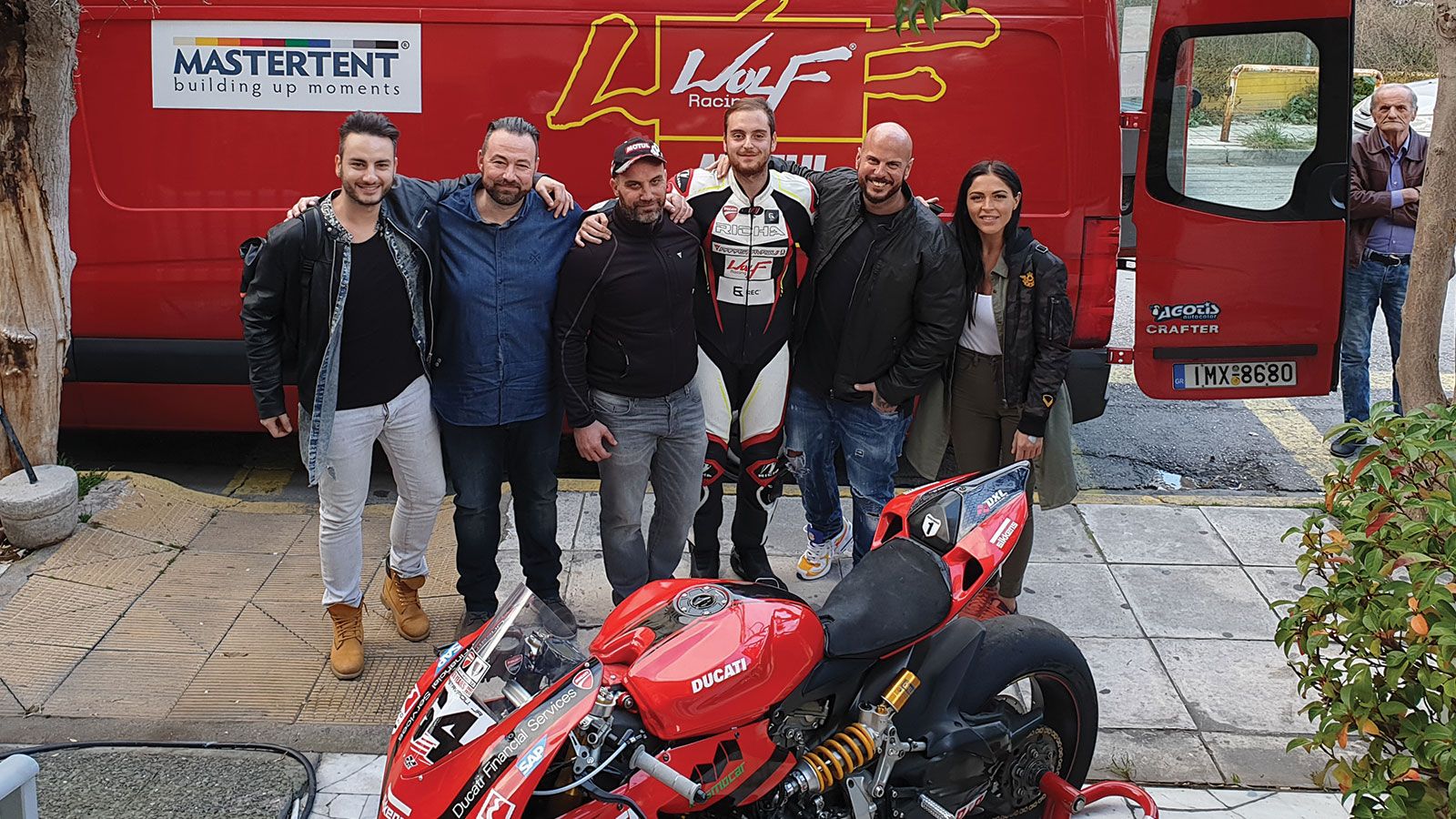 Όλοι όσοι συμμετείχαν σε αυτή την κίνηση αγάπης, σε μια αναμνηστική φωτογραφία. Τα χαμόγελα των παιδιών, η μεγαλύτερη ανταμοιβή τους.