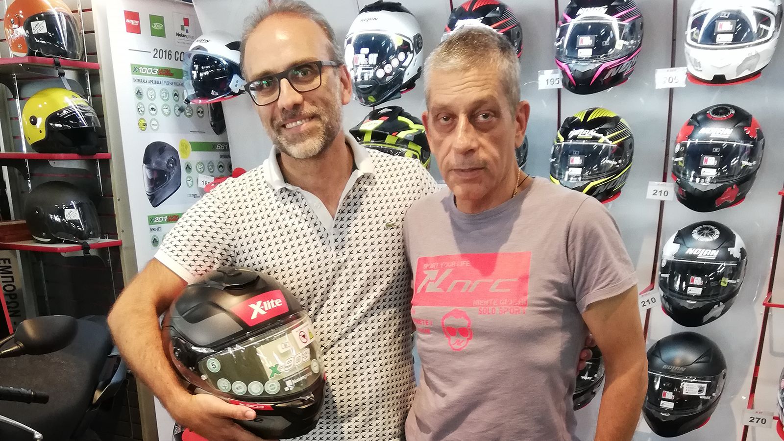 O νικητής κ. Παναγιώτης Ντζαμίλης (αριστερά) μαζί με τον κ. Γιώργο Τριανταφυλλίδη της Μπαξεβάνης Moto.