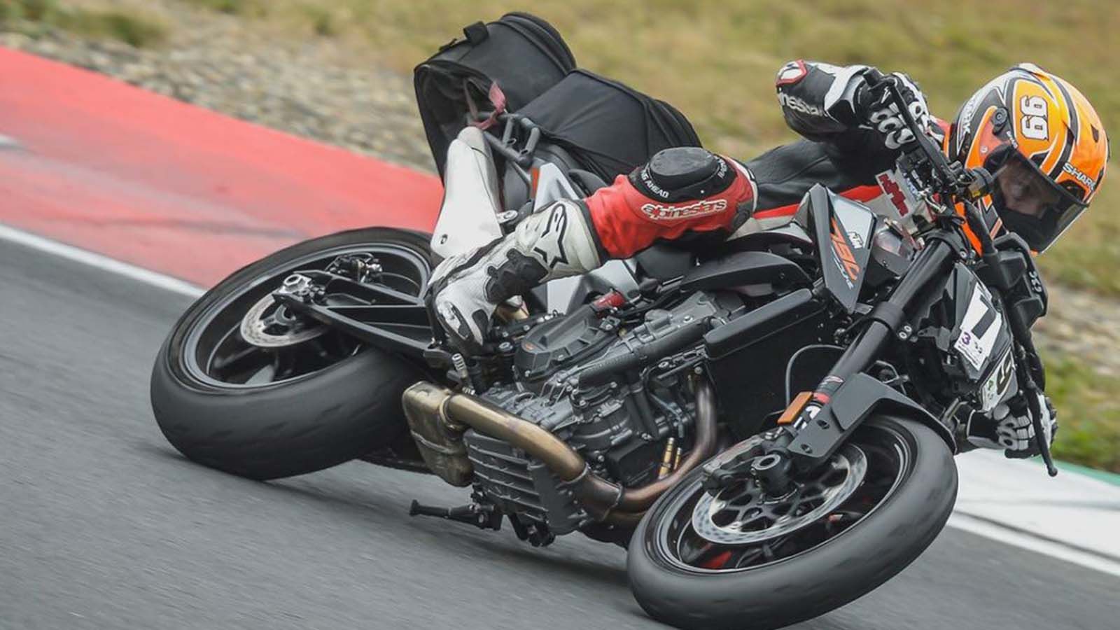 Αυτό είναι το ΚΤΜ 890 (;) Duke, που εντόπισαν Γερμανοί δημοσιογράφοι.