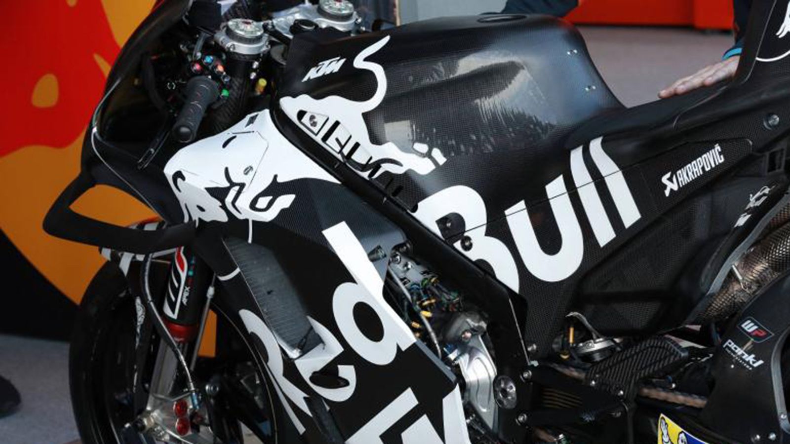 Το νέο πλαίσιο διπλής δοκού φαίνεται κάτω από τα φέρινγκ της KTM RC16.