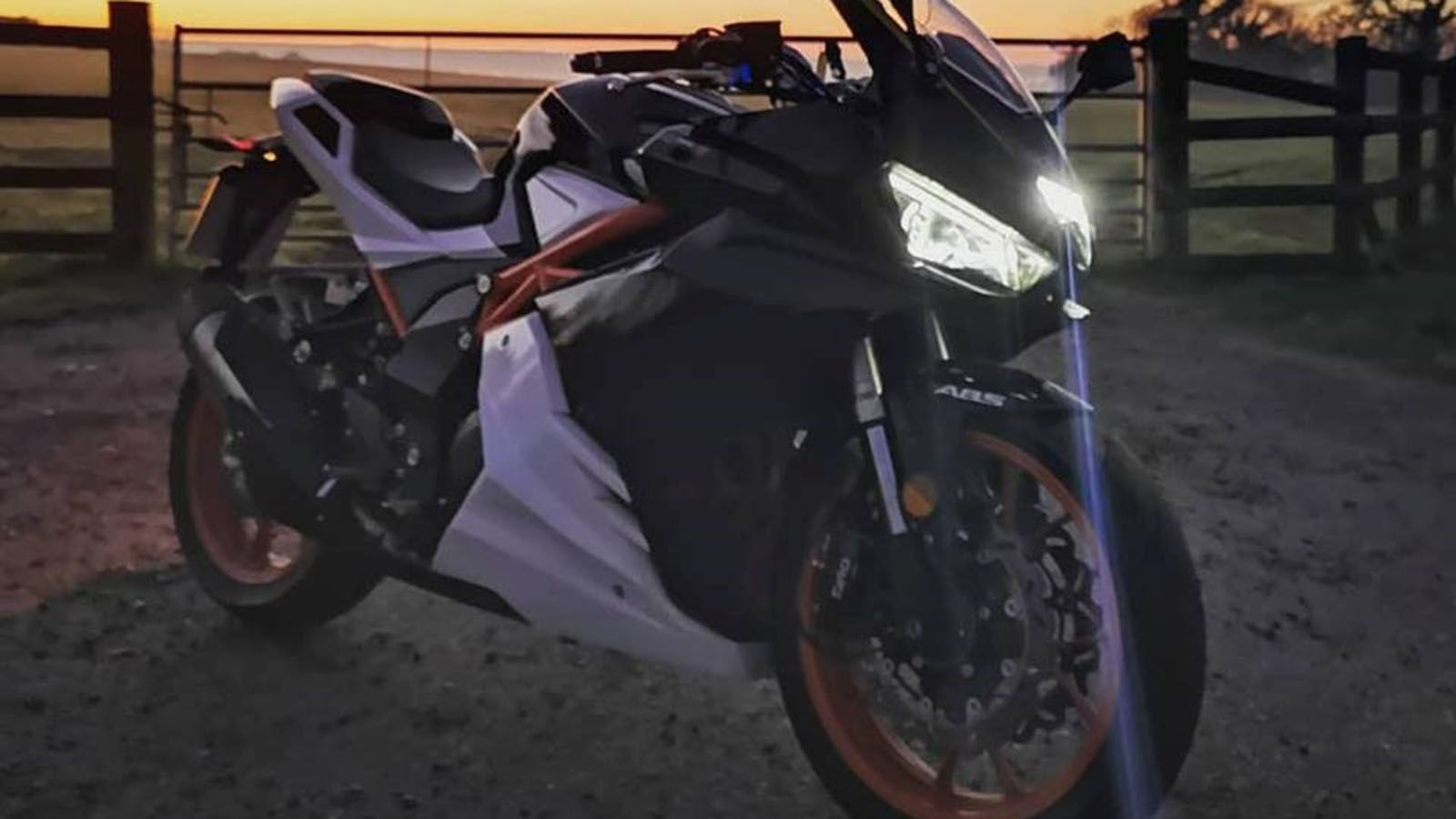 H εικόνα του Lexmoto LXR380 που εμφανίστηκε στα social media. 