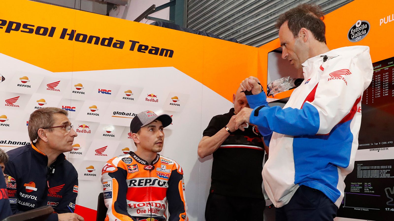 O Jorge Lorenzo στο κέντρο, ο Alberto Puig δεξιά