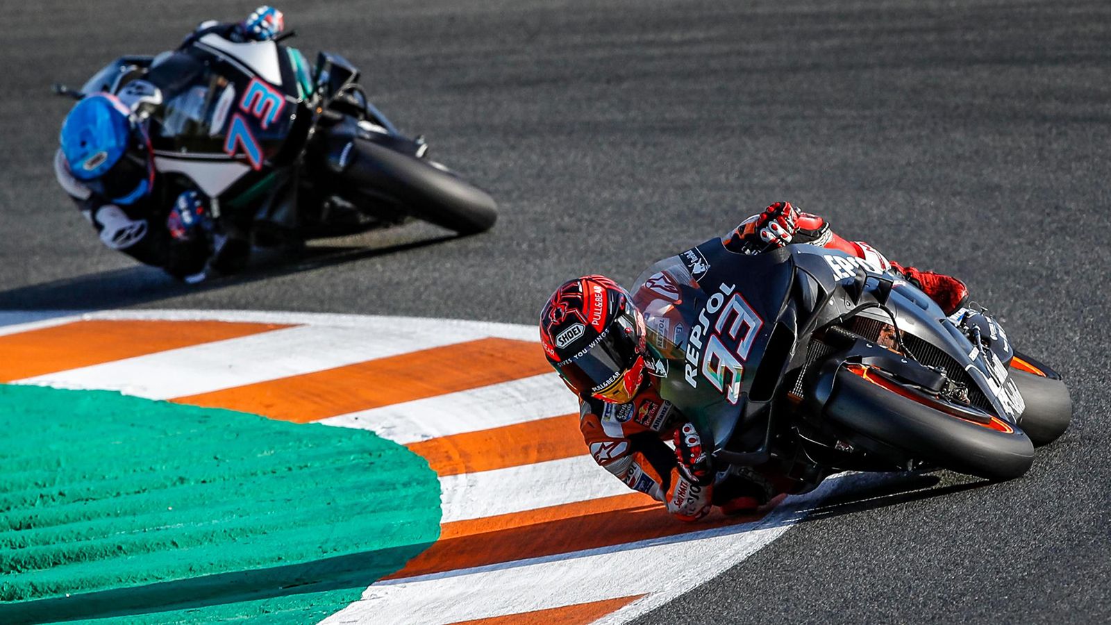 O Marc Marquez με τον αδερφό του Alex να ακολουθεί. 