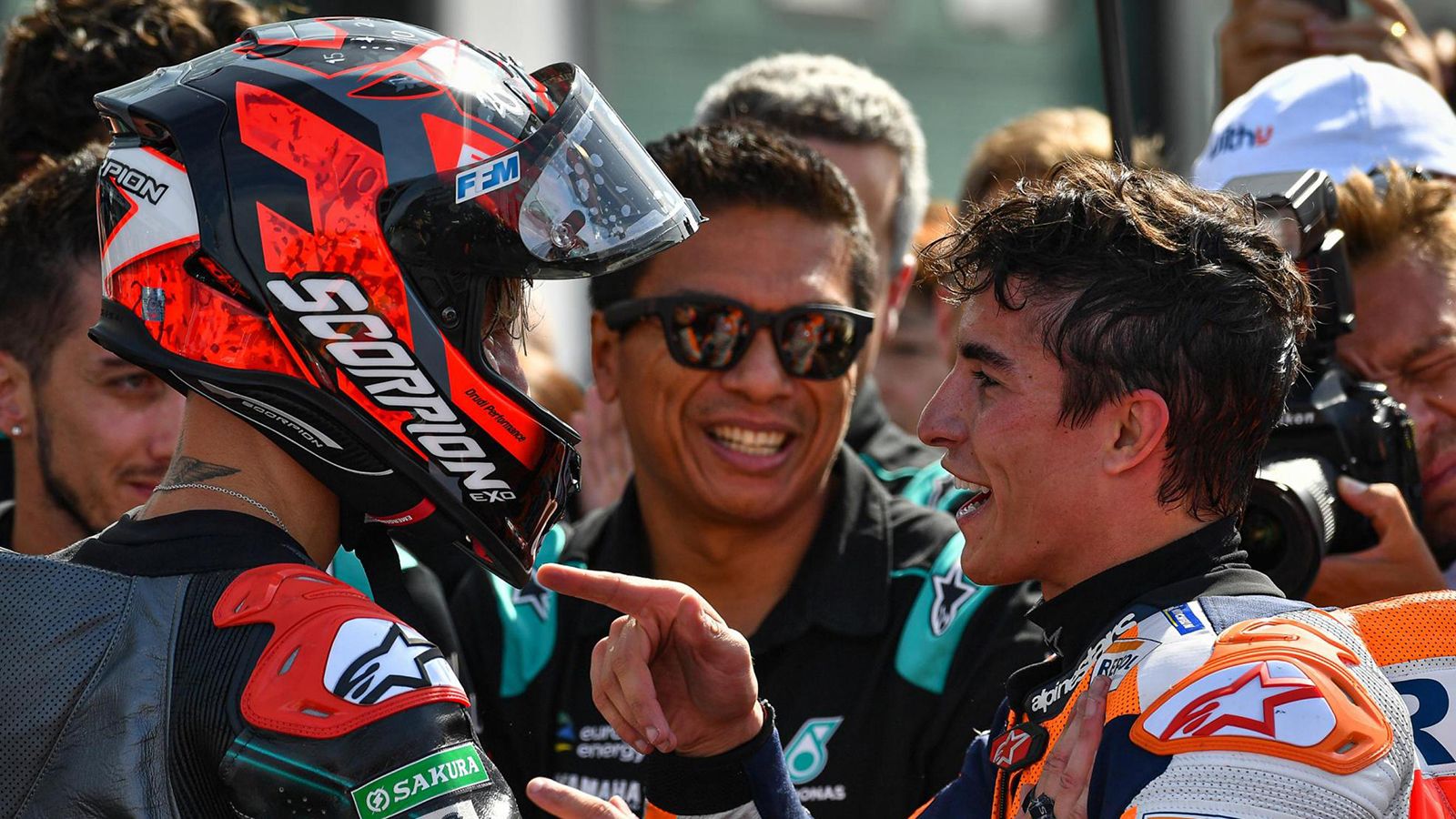 O Marc Marquez (δεξιά) συγχαίρει τον Fabio Quartararo αμέσως μετά τον τερματισμό.