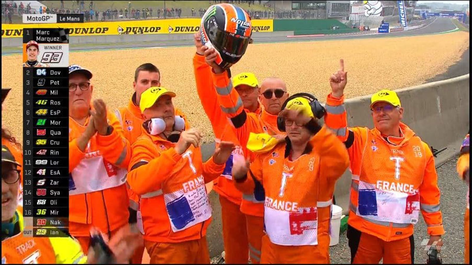 Οι κριτές της πίστας με το κράνος του Alex Rins ανά χείρας