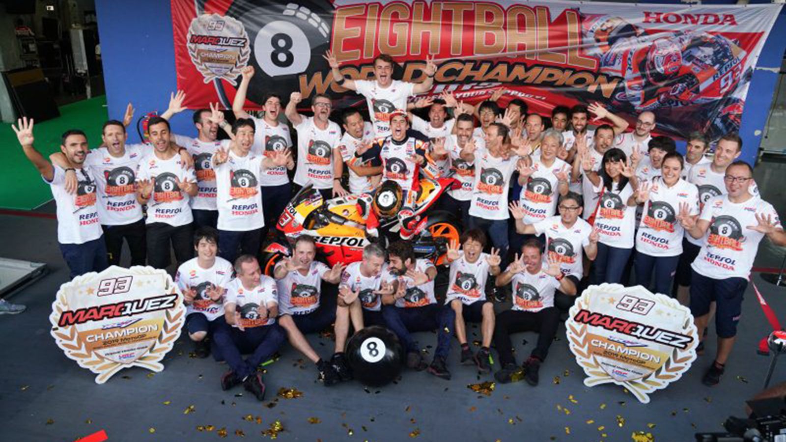 H εορταστική φωτογραφία της Repsol Honda για την κατάκτηση του 8ου τίτλου του Marc Marquez.