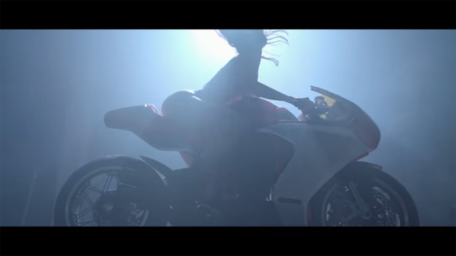 Στιγμιότυπο από την επίμαχη διαφήμιση της MV Agusta για το Superveloce 800