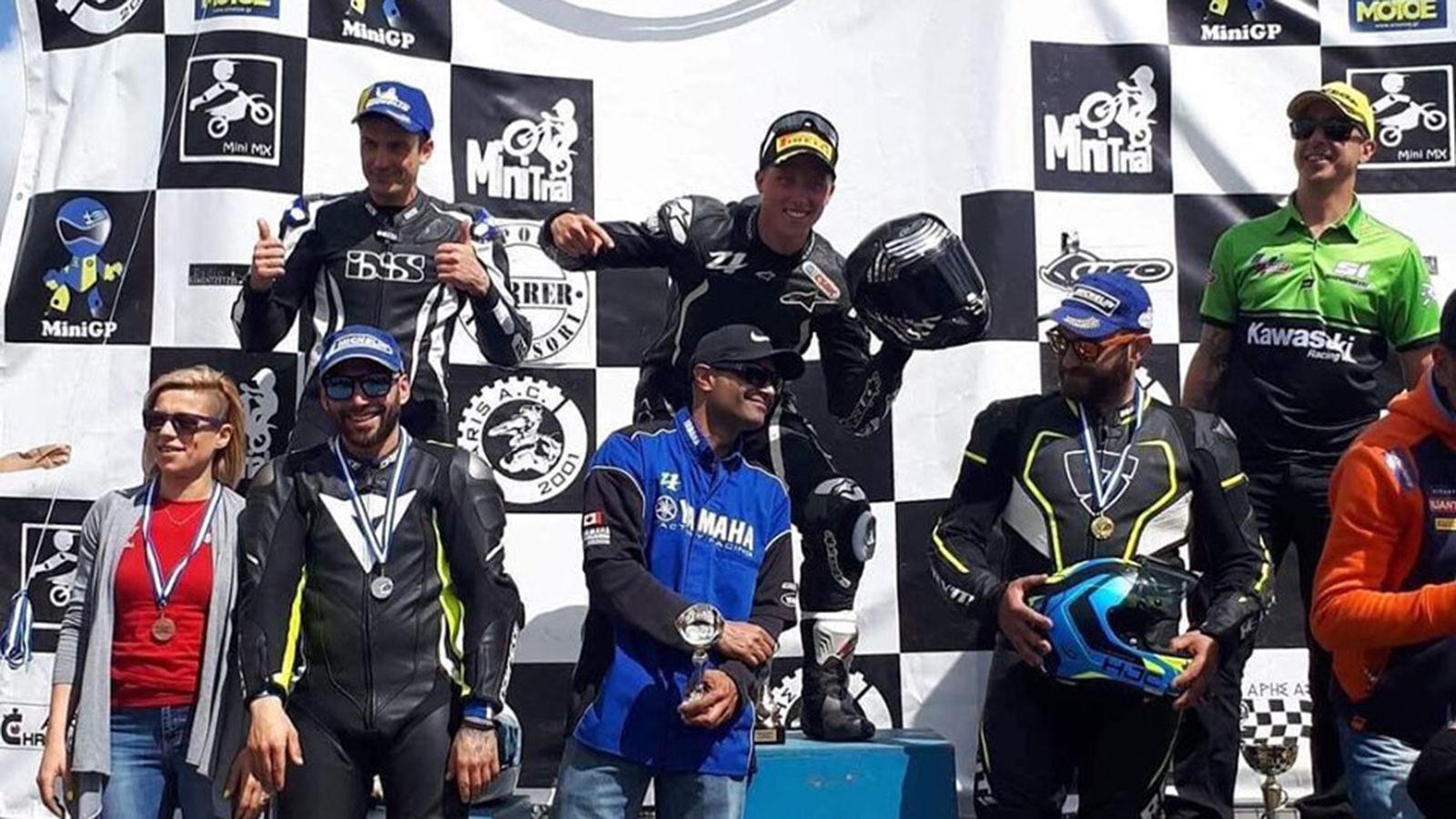 Ο Edie Bodhi στο πρώτο σκαλί του βάθρου, με τους Μπεγνή και Συνιώρη εκατέρωθεν, στην βράβευση για την νίκη του στα Superbikes.