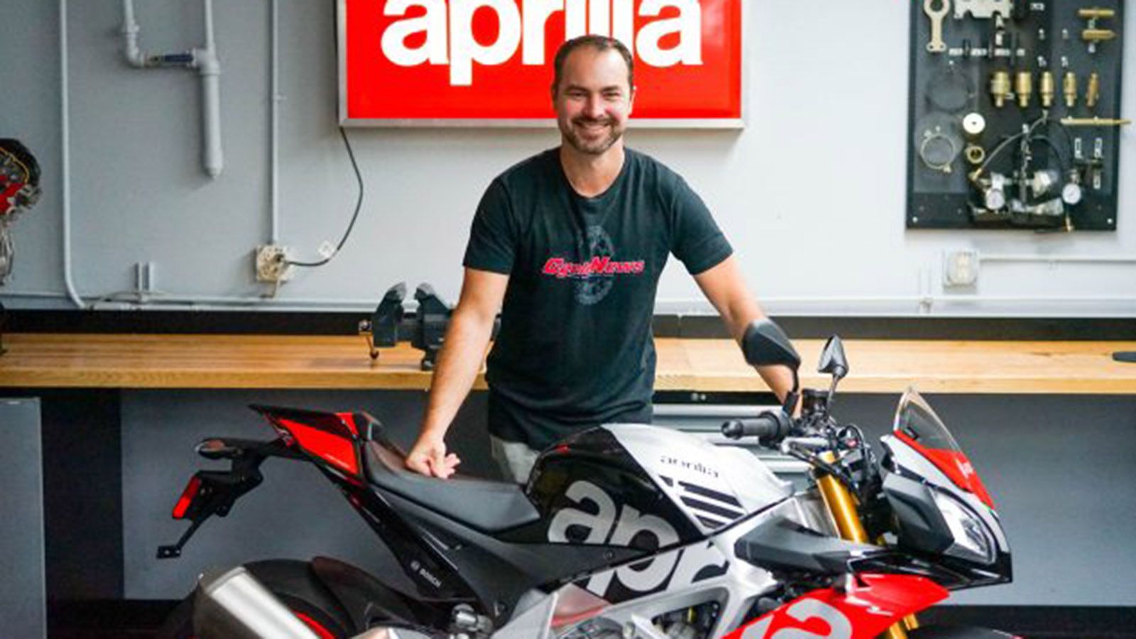 Ο Rennie Scaysbrook μπροστά σε μια Aprilia Tuono, με την οποία θα κάνει την ανάβαση του Pikes Peak.