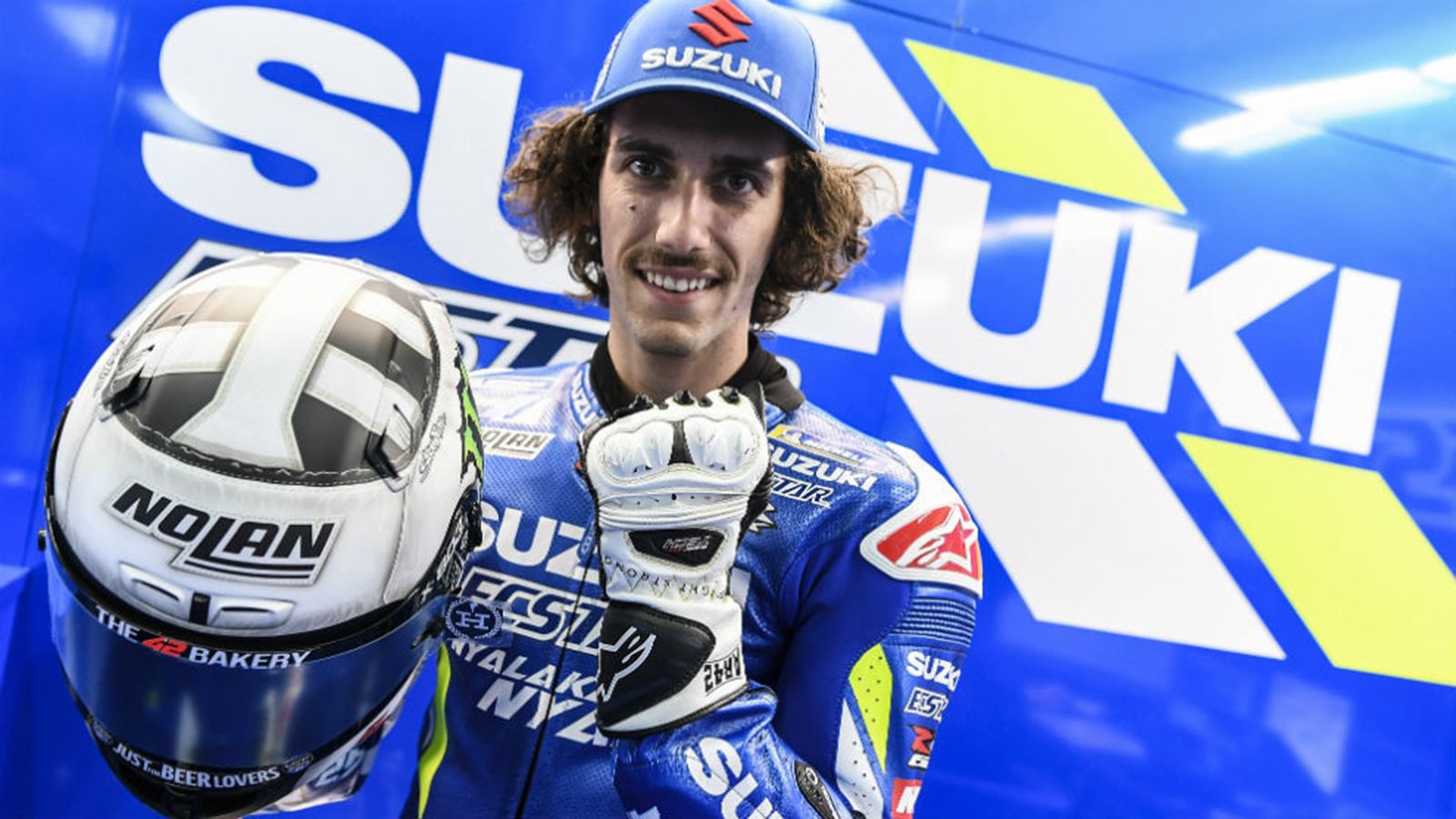 Ο Alex Rins με το κράνος το οποίο θα διαθέσει στην εν λόγω δημοπρασία.