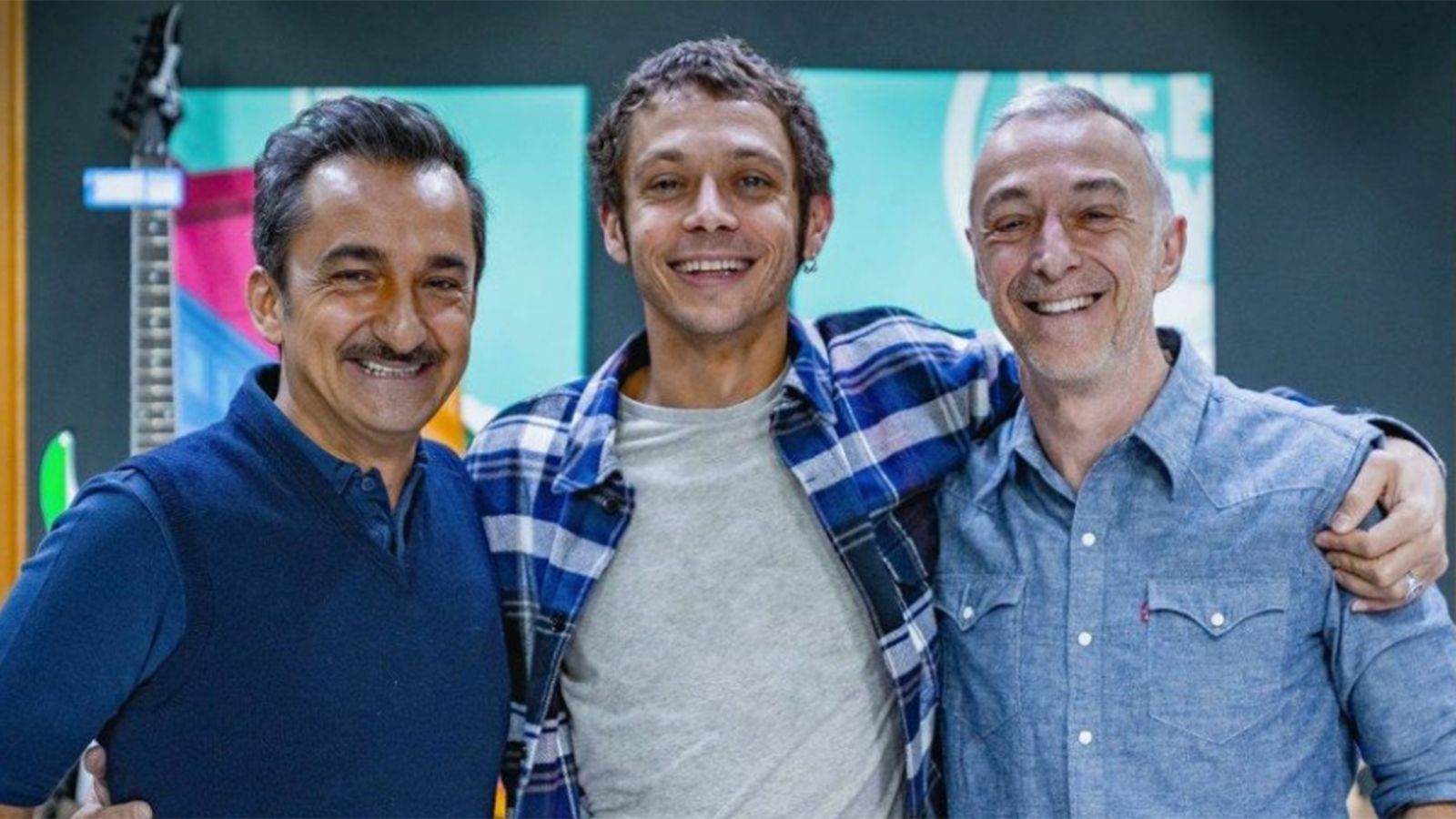 Ο Rossi πλαισιωμένος από τους οικοδεσπότες του ιταλικού Radio Deejay, Linus και Nicola Savino.