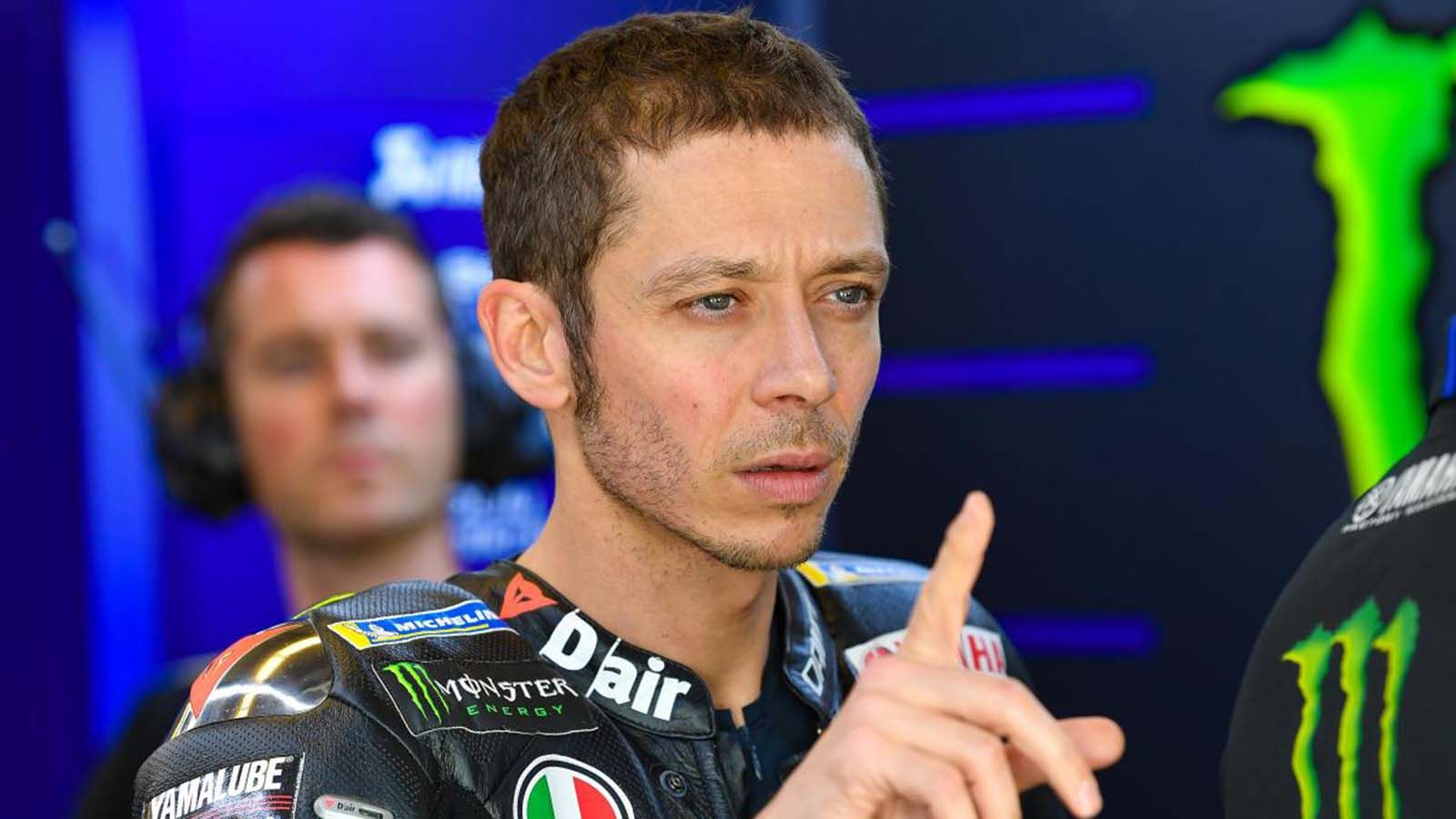 O Valentino Rossi... κουνάει το δάχτυλο στο ενδεχόμενο ονομασίας κάποιας στροφής με το όνομά του!