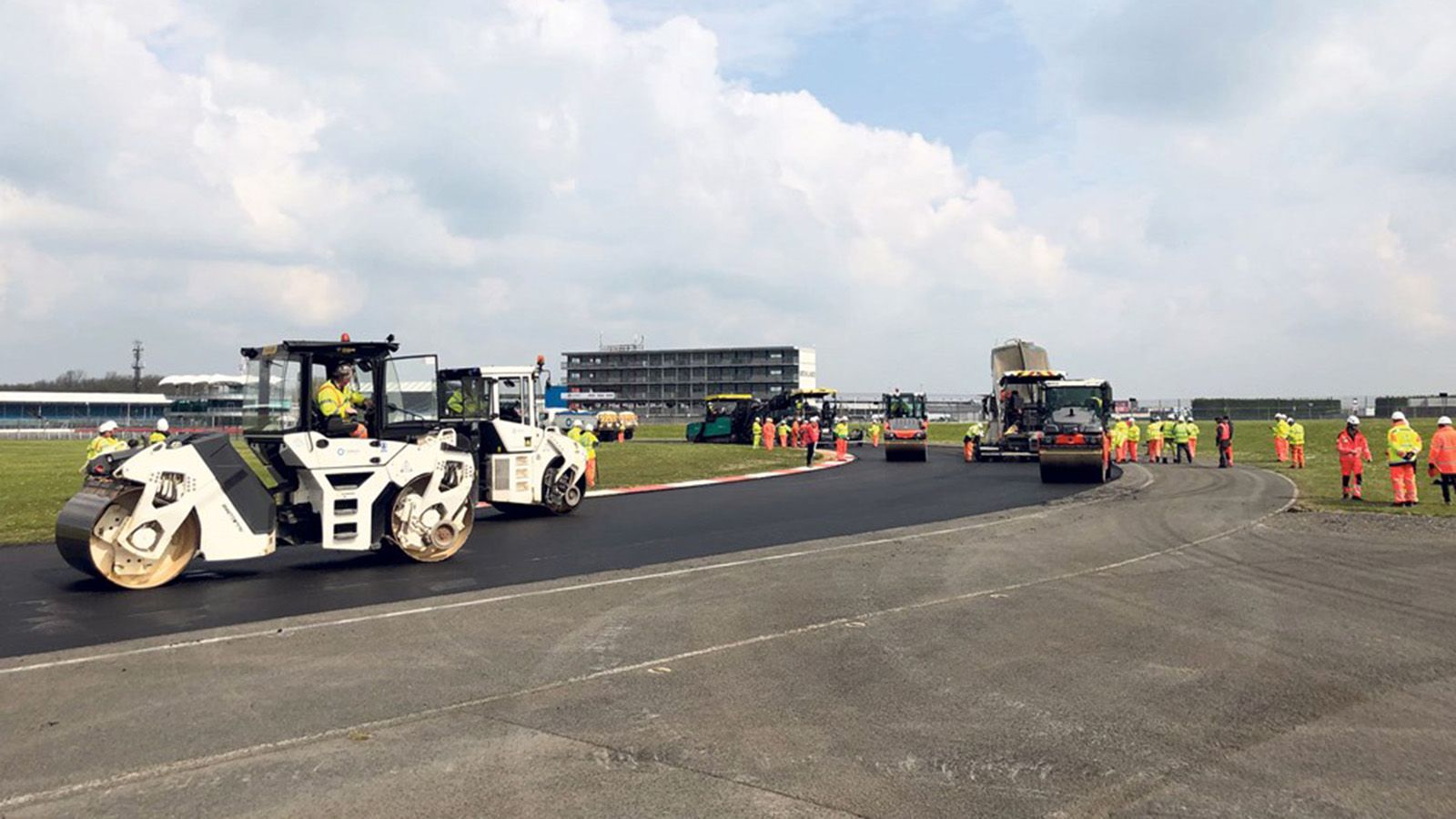 Στρώνεται εκ νέου η πίστα του Silverstone για να είναι όπως πρέπει για το φετινό MotoGP.