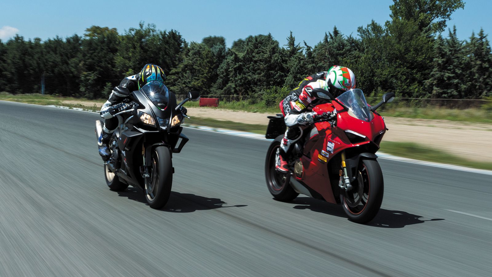 Aprilia RSV4 1100 Factory VS Ducati Panigale V4S