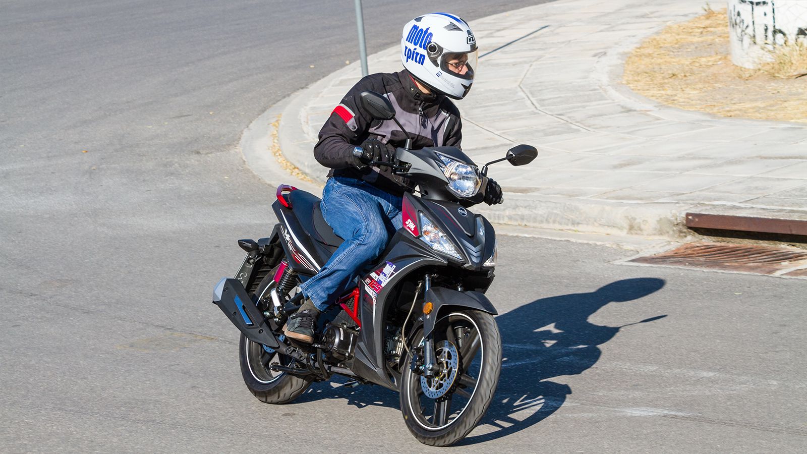 Η μετάδοση γίνεται μέσω τετρατάχυτου ημιαυτόματου κιβωτίου, χωρίς συμπλέκτη, γεγονός που διευκολύνει ακόμα περισσότερο τη χρήση στην πόλη.