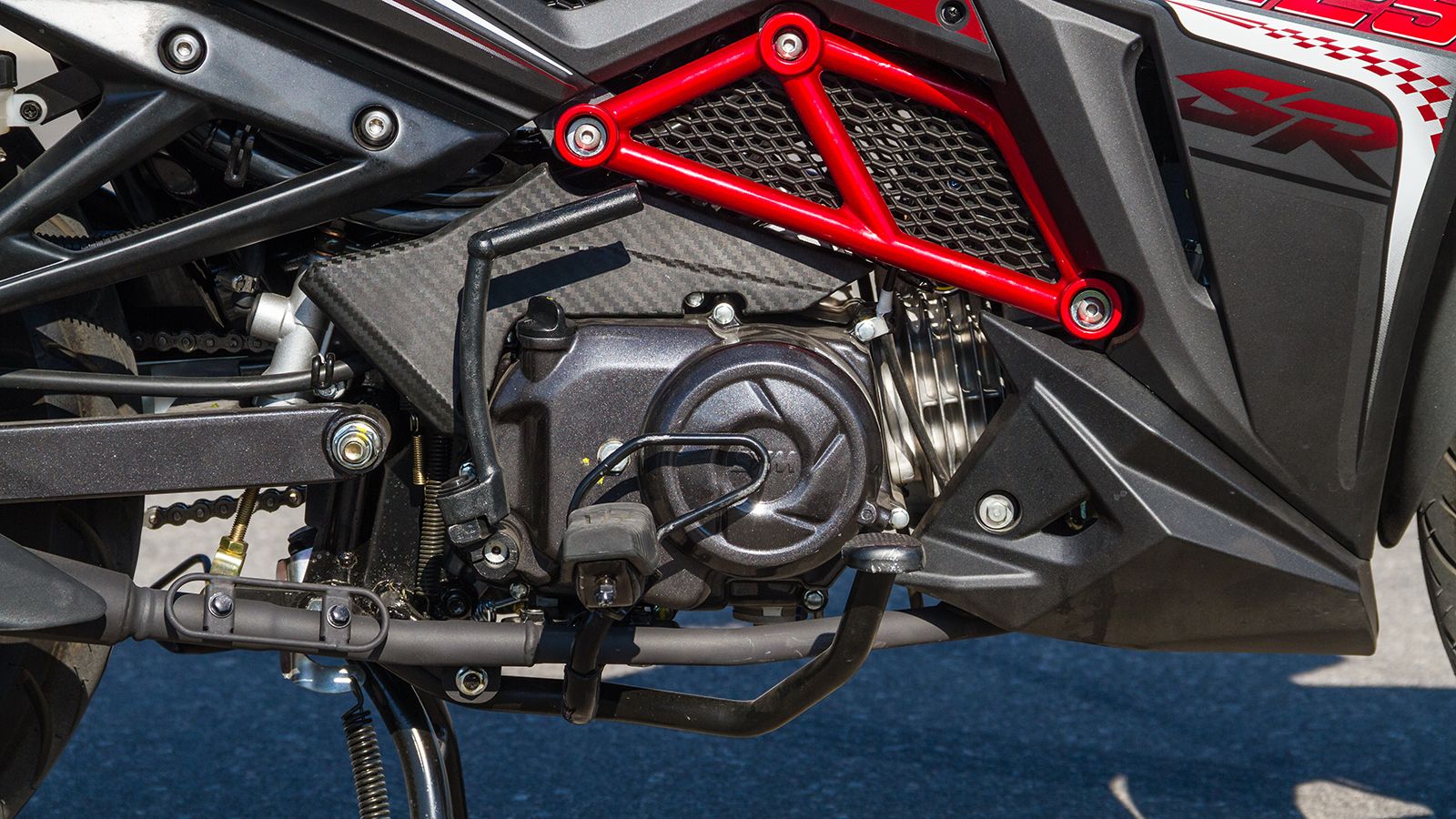 Ο τετράχρονος, μονοκύλινδρος, αερόψυκτος κινητήρας του αποδίδει 9,7 ίππους στις 8.500 σ.α.λ. και ροπή 8,7 Nm στις 7.000 σ.α.λ., προσφέροντας επαρκή απ