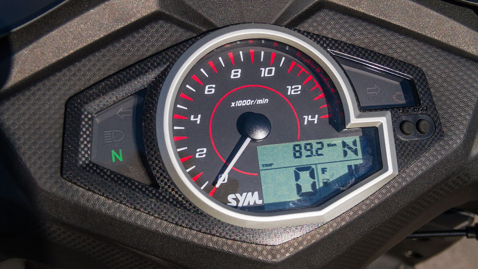  Η LCD οθόνη συνοδεύεται από αναλογικό στροφόμετρο, προσφέροντας ενδείξεις όπως ρολόι, θερμοκρασία περιβάλλοντος, ψηφιακό ταχύμετρο και ολικούς/μερικο